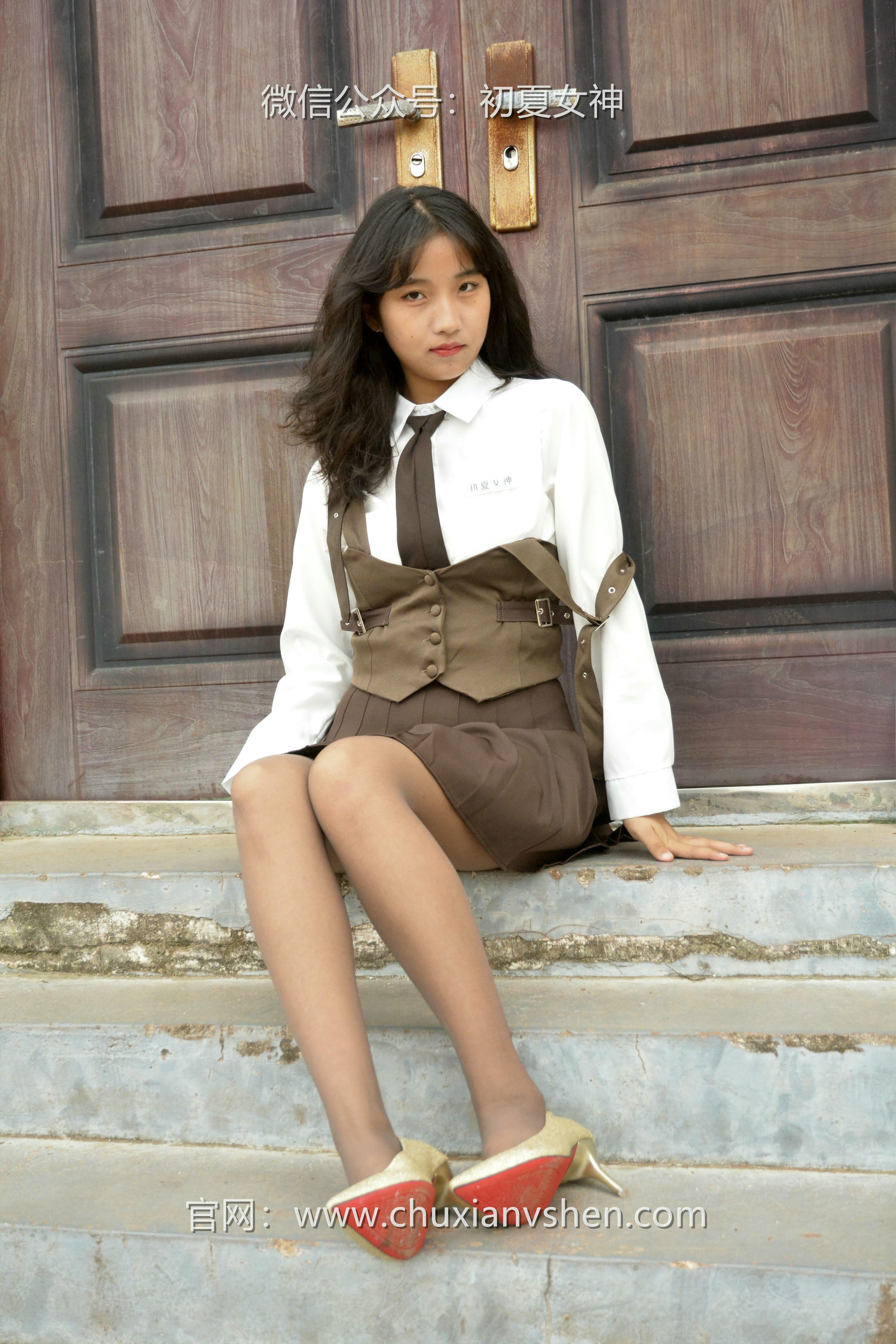 初夏女神 NO.056 点点~【咖啡JK】秋意浓，这该是秋天拥有的颜色[140P-1V-3.33G]_第1集