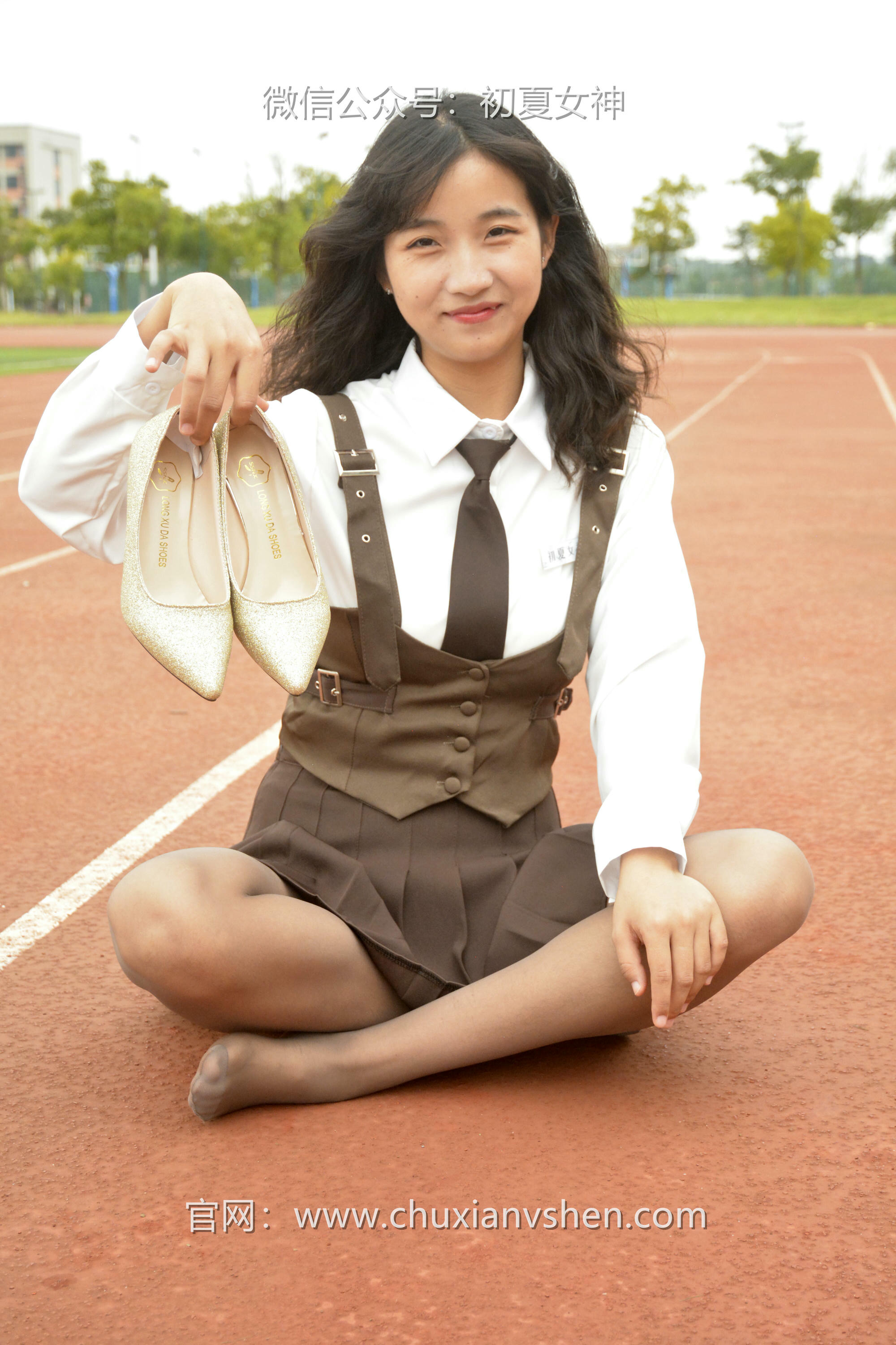 初夏女神 NO.056 点点~【咖啡JK】秋意浓，这该是秋天拥有的颜色[140P-1V-3.33G]_第4集