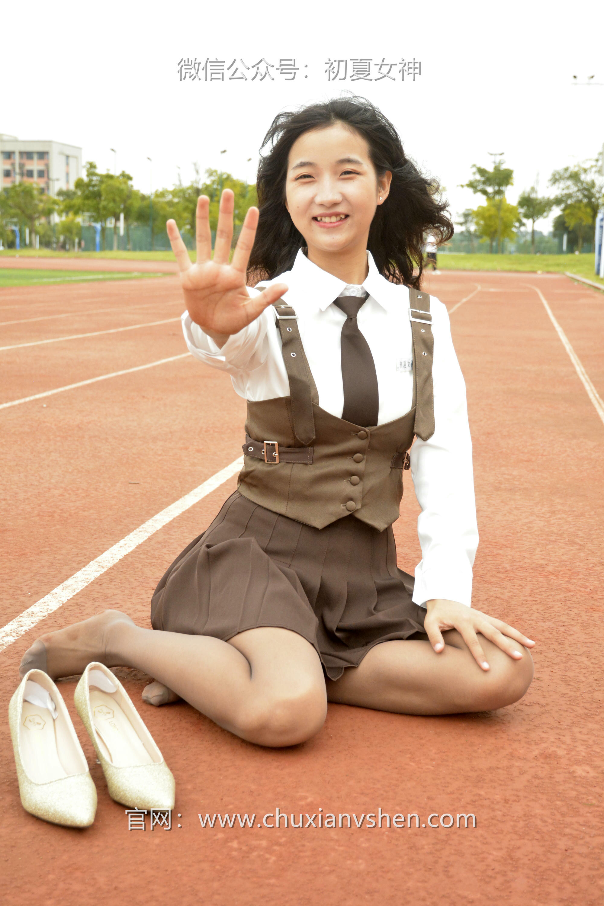 初夏女神 NO.056 点点~【咖啡JK】秋意浓，这该是秋天拥有的颜色[140P-1V-3.33G]_第5集