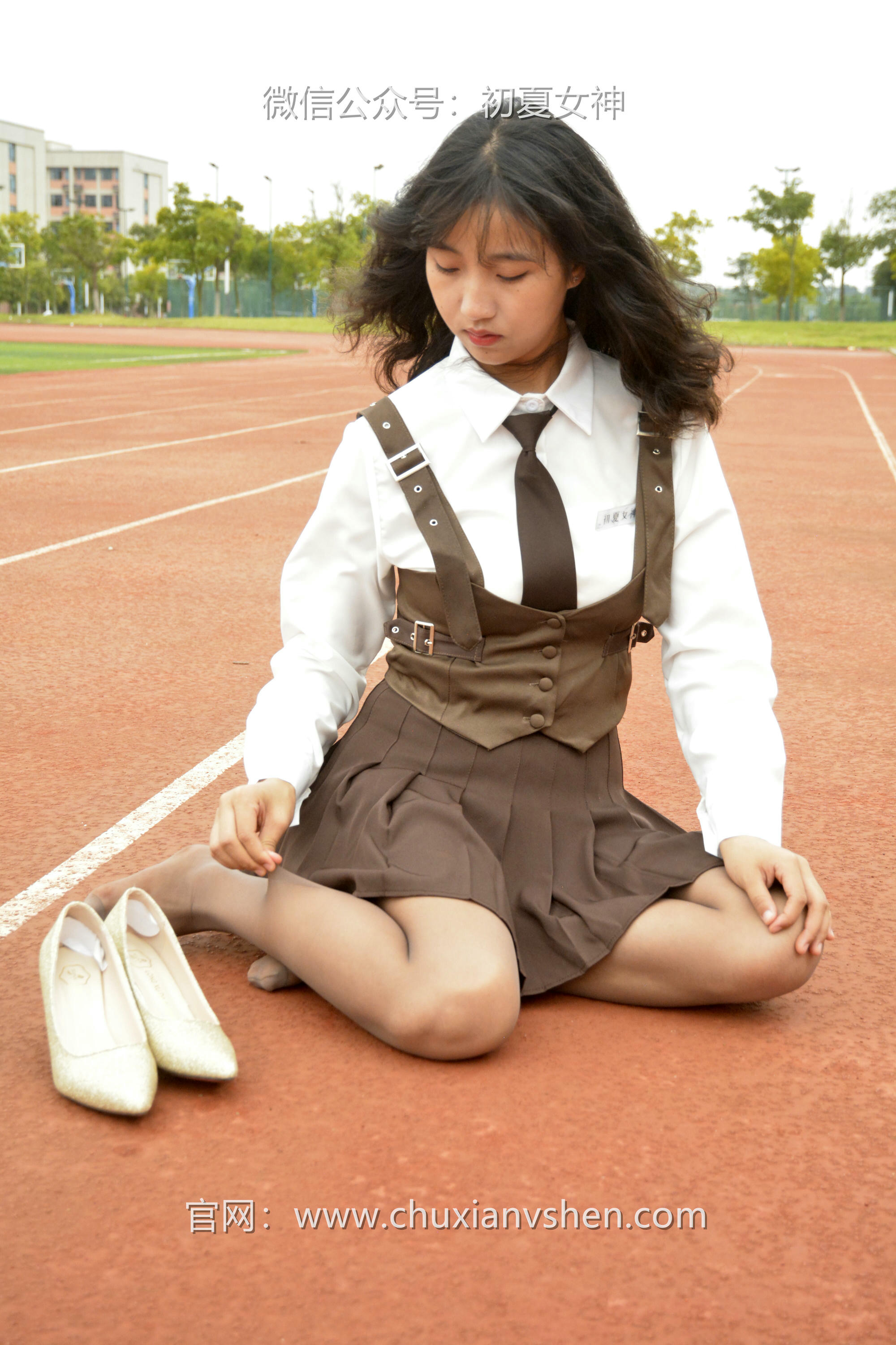 初夏女神 NO.056 点点~【咖啡JK】秋意浓，这该是秋天拥有的颜色[140P-1V-3.33G]_第5集