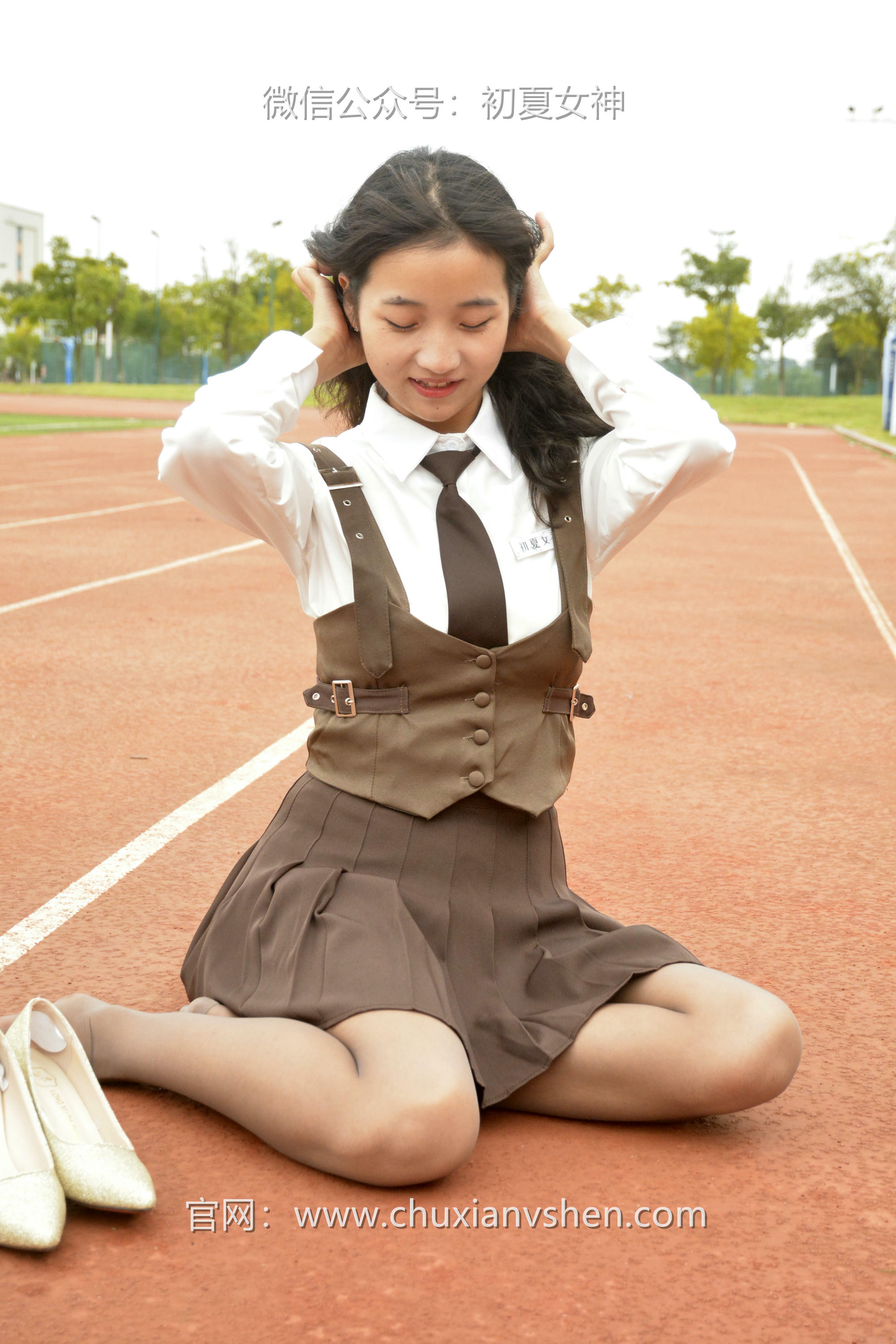 初夏女神 NO.056 点点~【咖啡JK】秋意浓，这该是秋天拥有的颜色[140P-1V-3.33G]_第5集