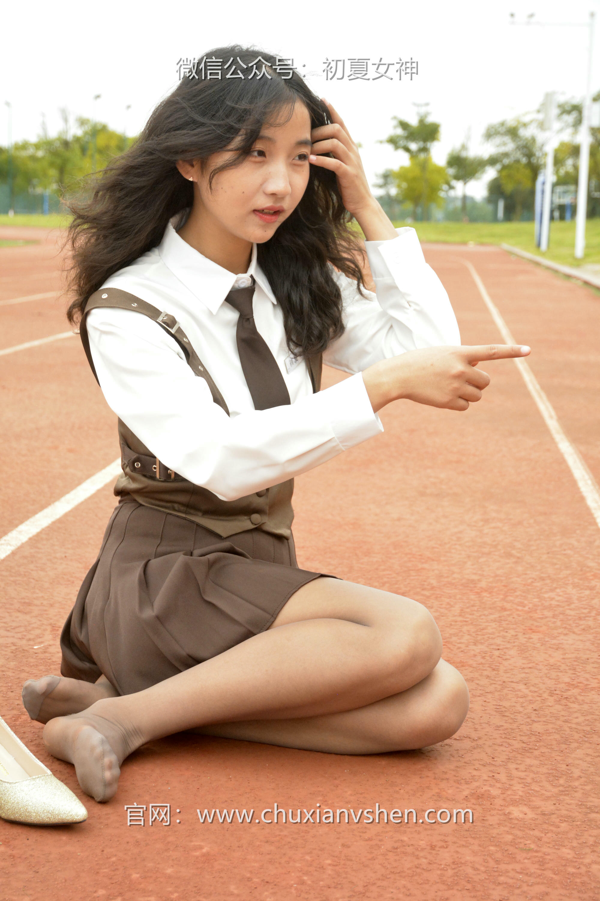 初夏女神 NO.056 点点~【咖啡JK】秋意浓，这该是秋天拥有的颜色[140P-1V-3.33G]_第5集