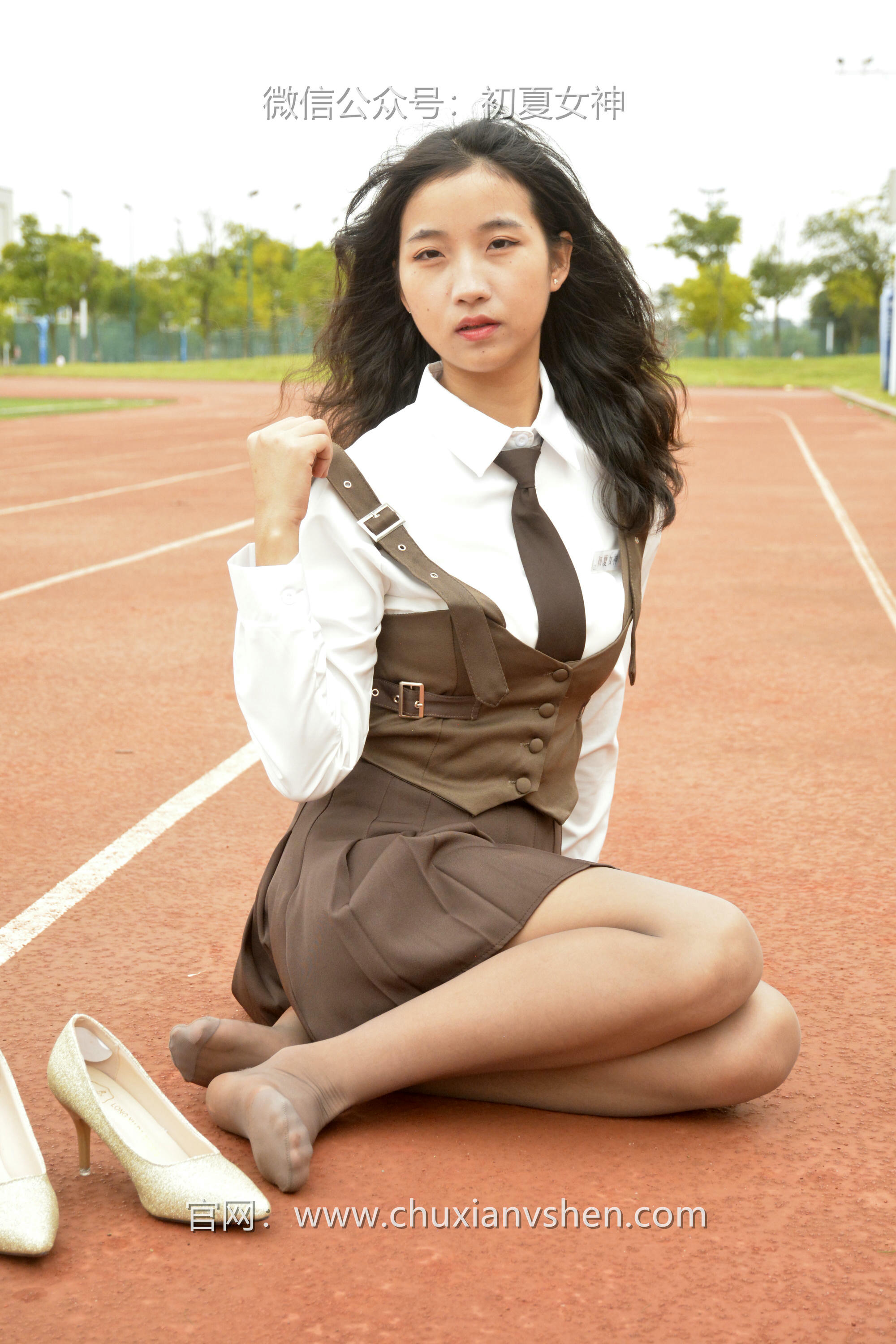 初夏女神 NO.056 点点~【咖啡JK】秋意浓，这该是秋天拥有的颜色[140P-1V-3.33G]_第5集