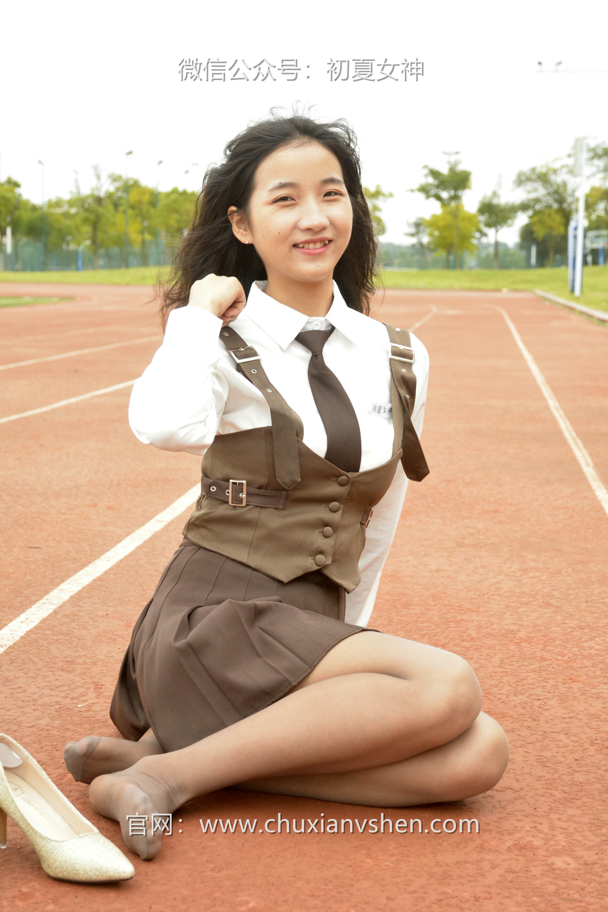 初夏女神 NO.056 点点~【咖啡JK】秋意浓，这该是秋天拥有的颜色[140P-1V-3.33G]_第5集