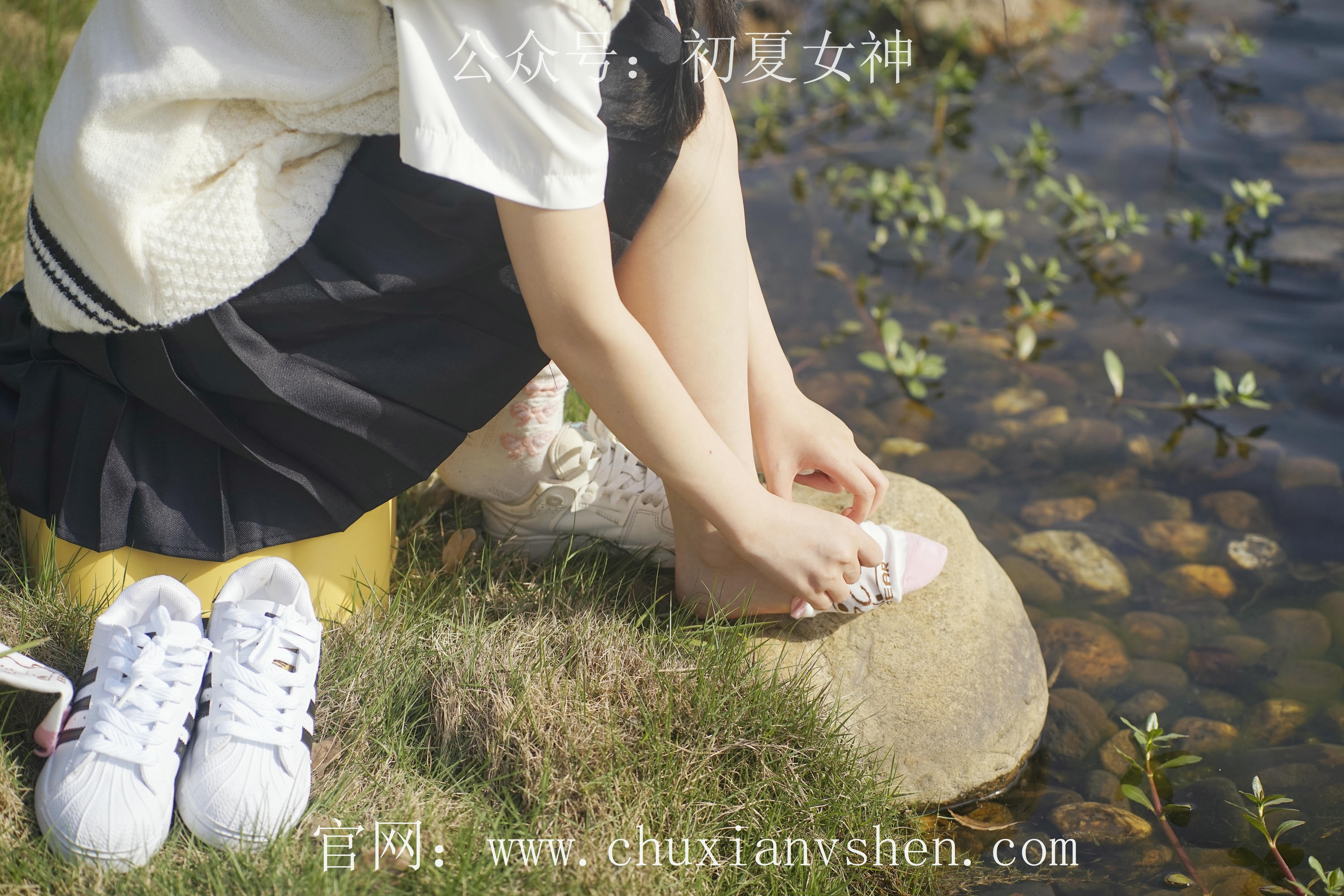 初夏女神 NO.061 念念 春秋JK套搭配三叶草贝壳头鞋[115P+1V／4.92GB]_第1集