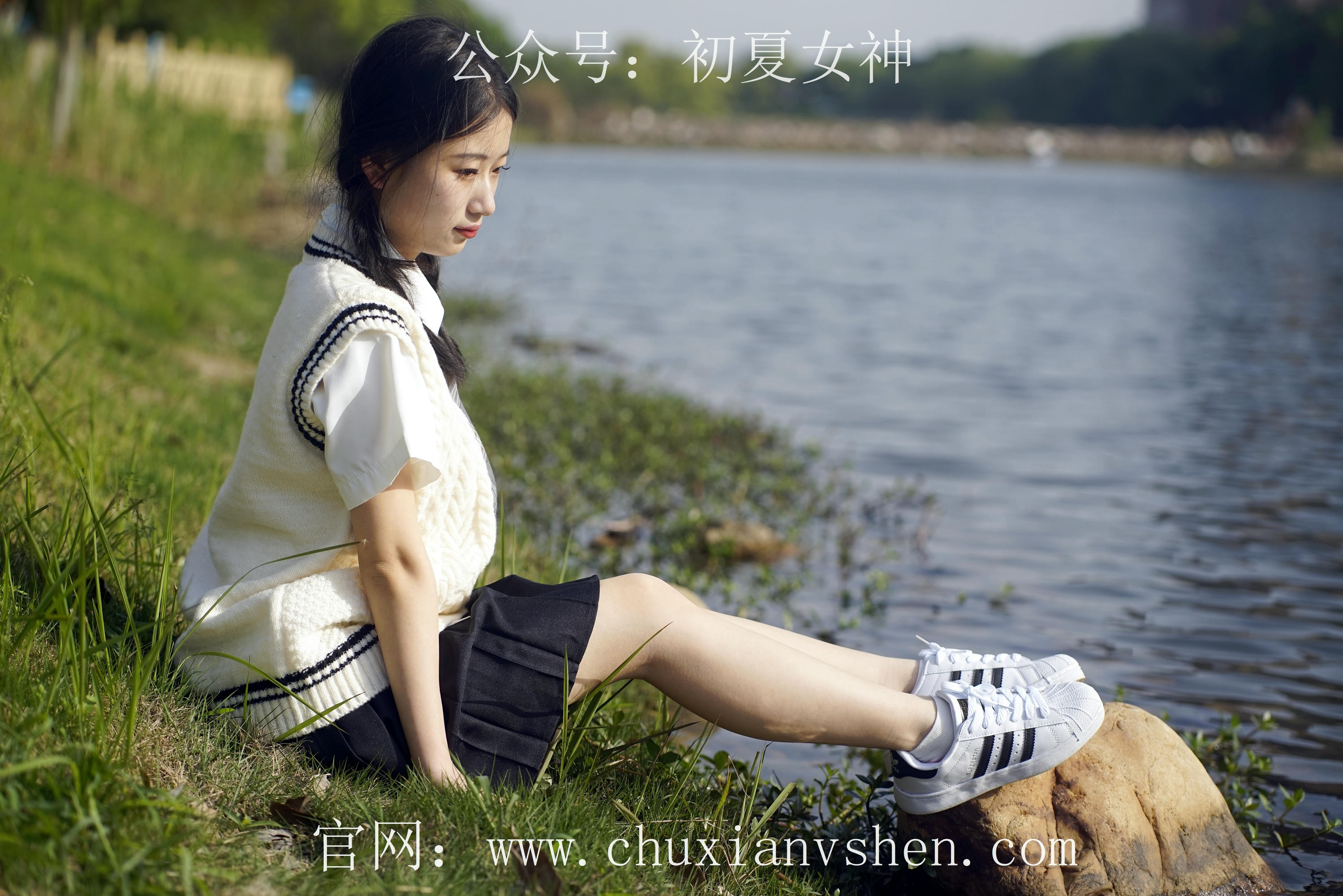 初夏女神 NO.061 念念 春秋JK套搭配三叶草贝壳头鞋[115P+1V／4.92GB]_第1集