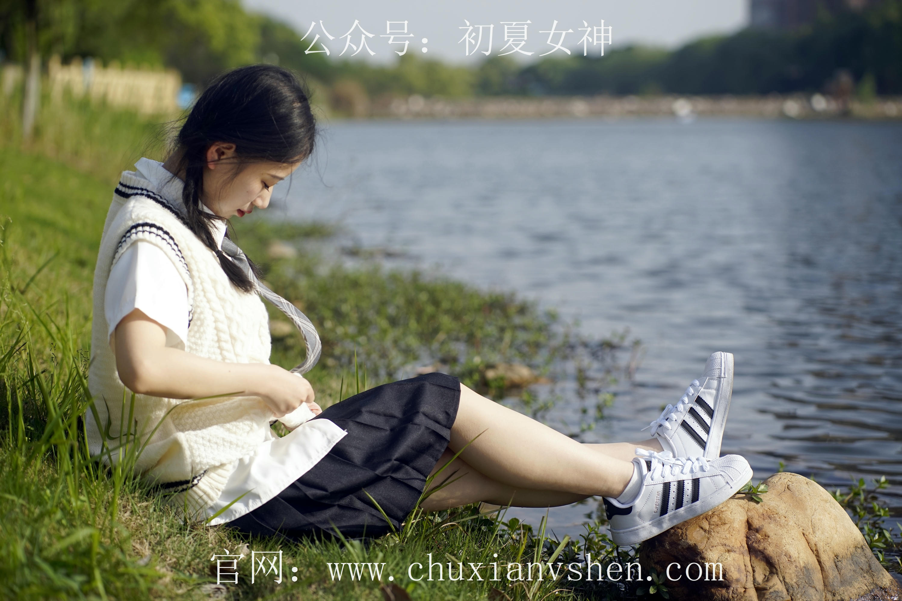 初夏女神 NO.061 念念 春秋JK套搭配三叶草贝壳头鞋[115P+1V／4.92GB]_第1集