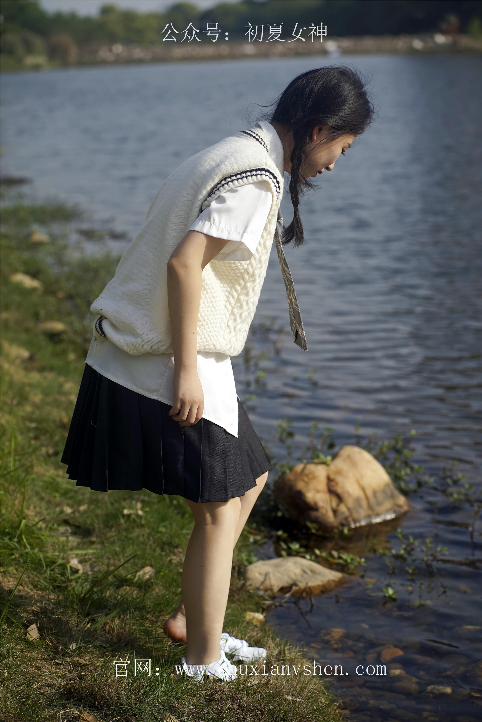 初夏女神 NO.061 念念 春秋JK套搭配三叶草贝壳头鞋[115P+1V／4.92GB]_第1集