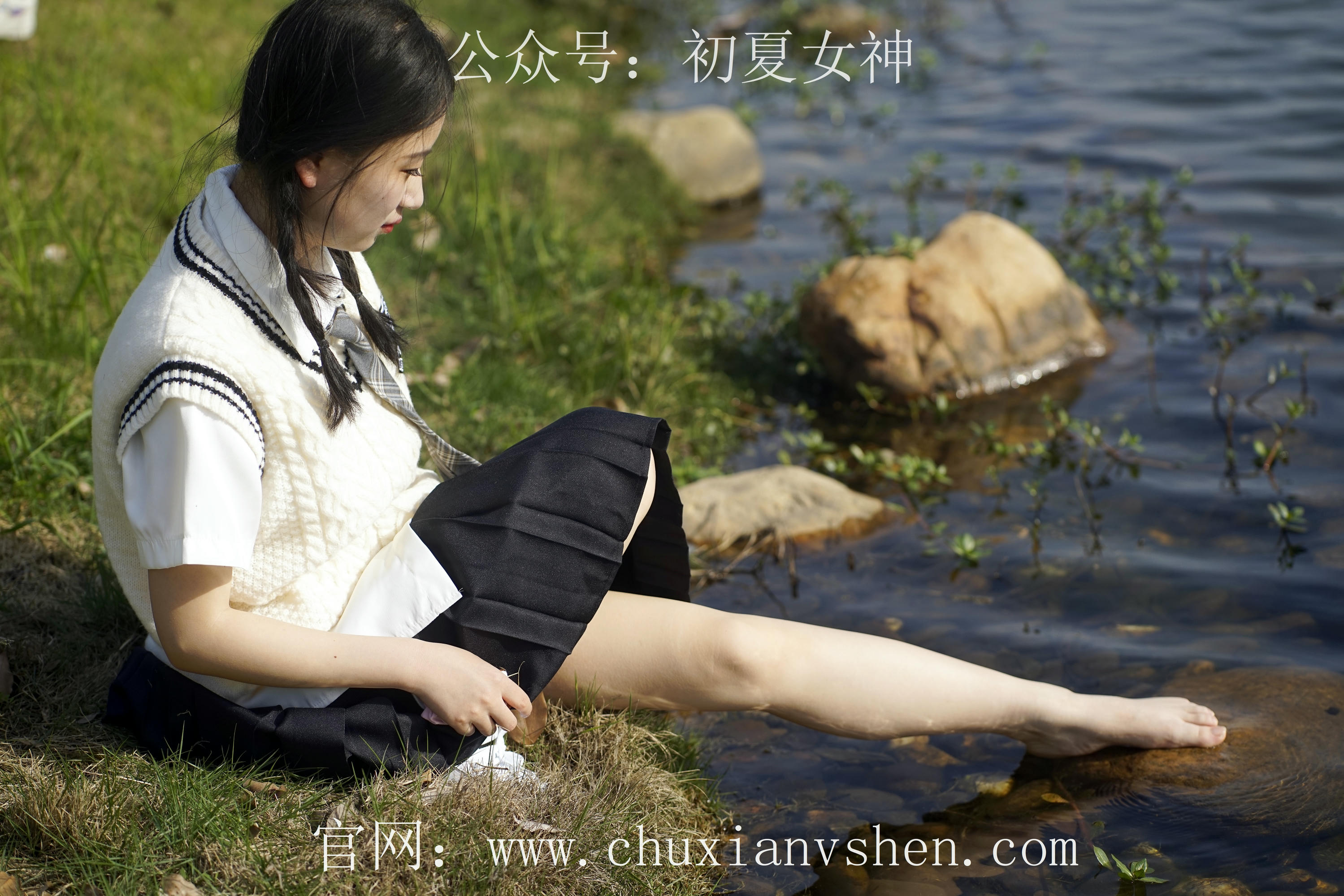 初夏女神 NO.061 念念 春秋JK套搭配三叶草贝壳头鞋[115P+1V／4.92GB]_第1集