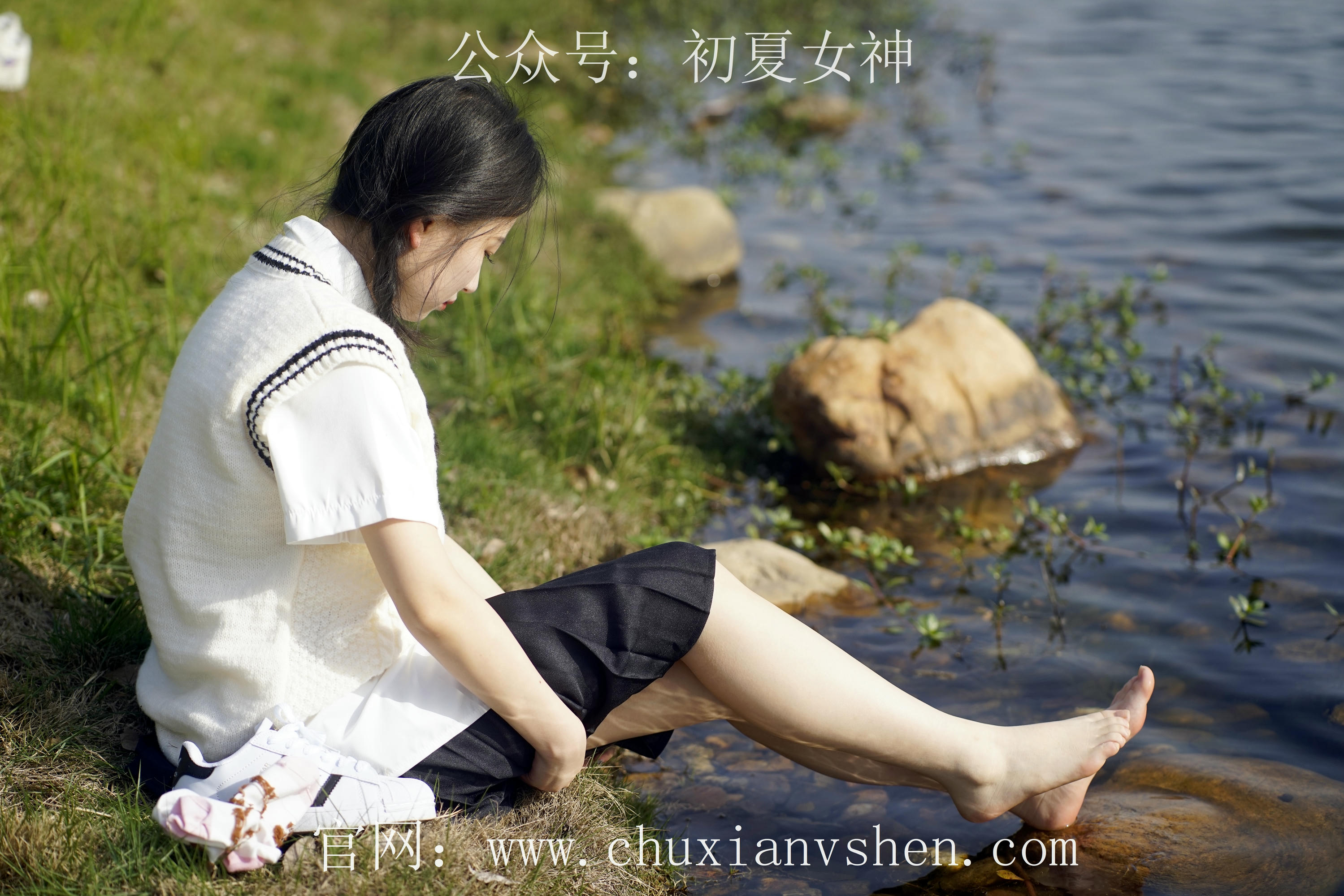 初夏女神 NO.061 念念 春秋JK套搭配三叶草贝壳头鞋[115P+1V／4.92GB]_第1集