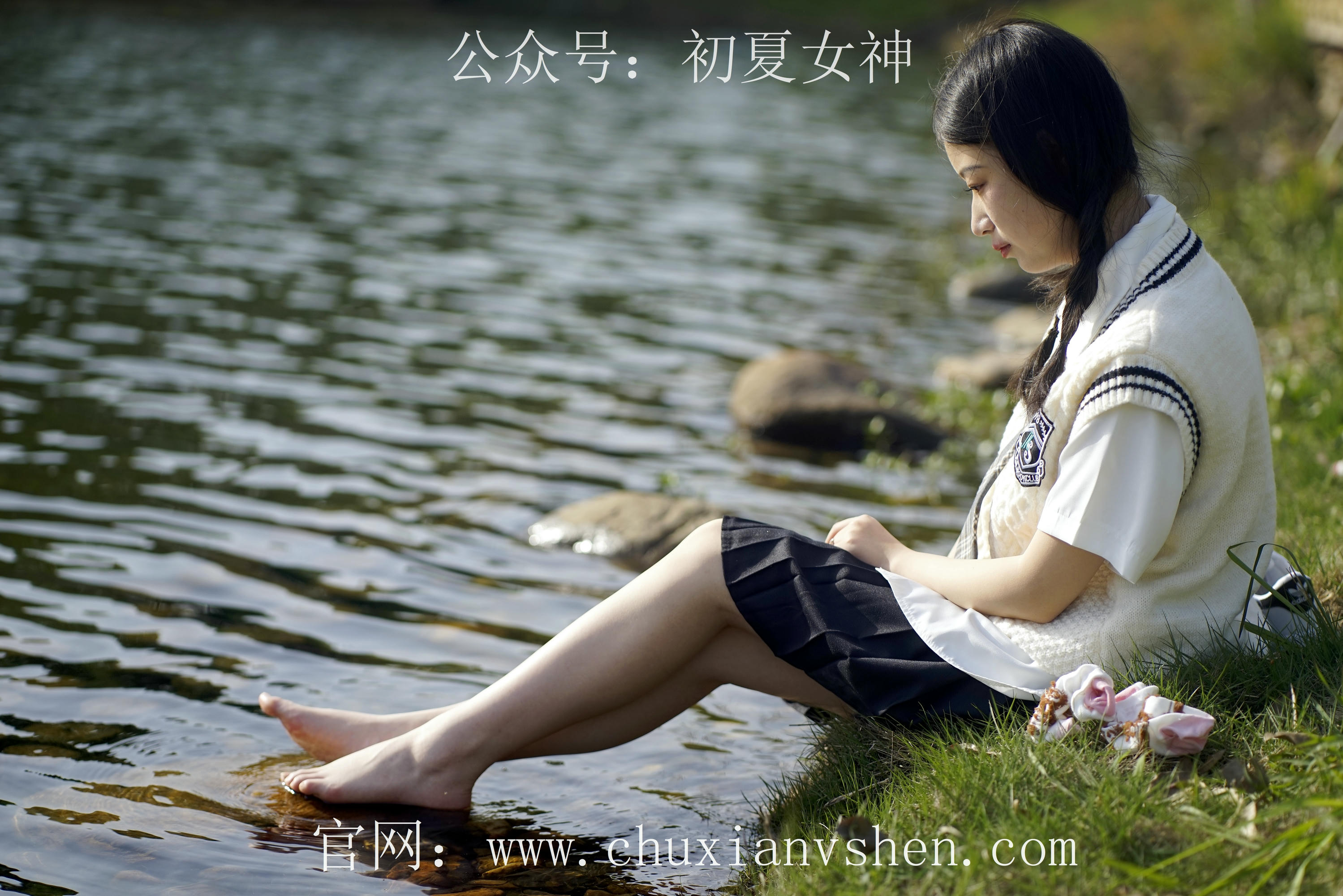 初夏女神 NO.061 念念 春秋JK套搭配三叶草贝壳头鞋[115P+1V／4.92GB]_第2集