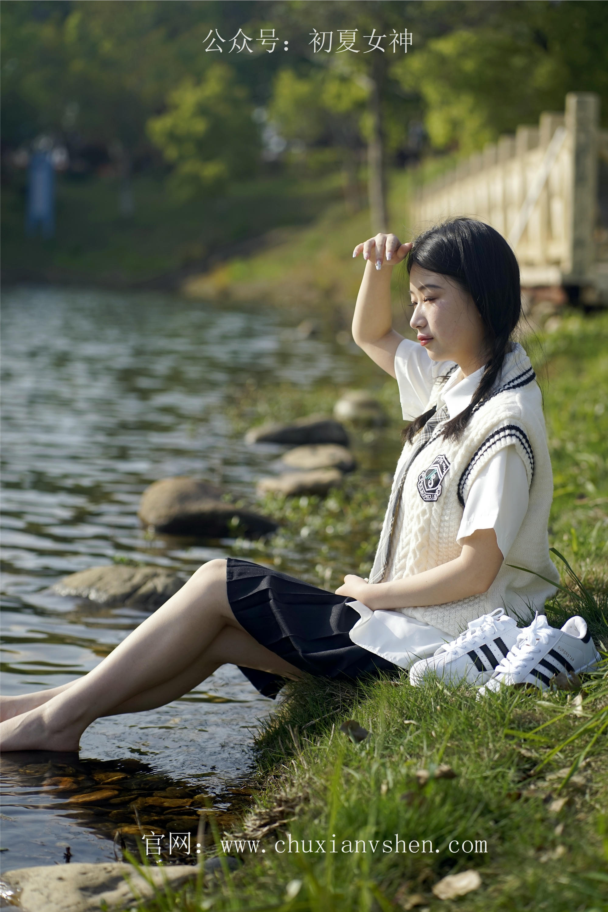 初夏女神 NO.061 念念 春秋JK套搭配三叶草贝壳头鞋[115P+1V／4.92GB]_第2集