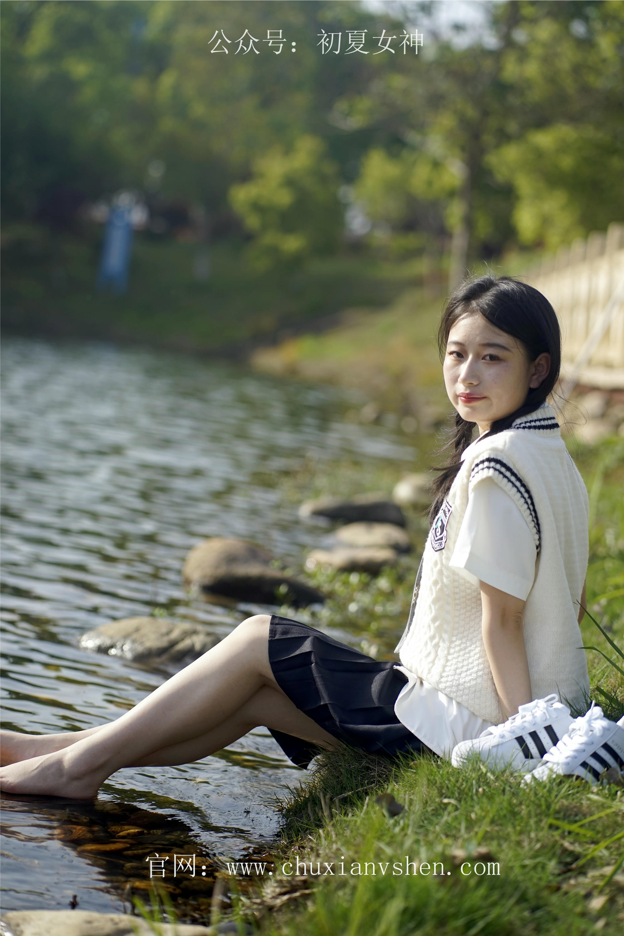 初夏女神 NO.061 念念 春秋JK套搭配三叶草贝壳头鞋[115P+1V／4.92GB]_第2集