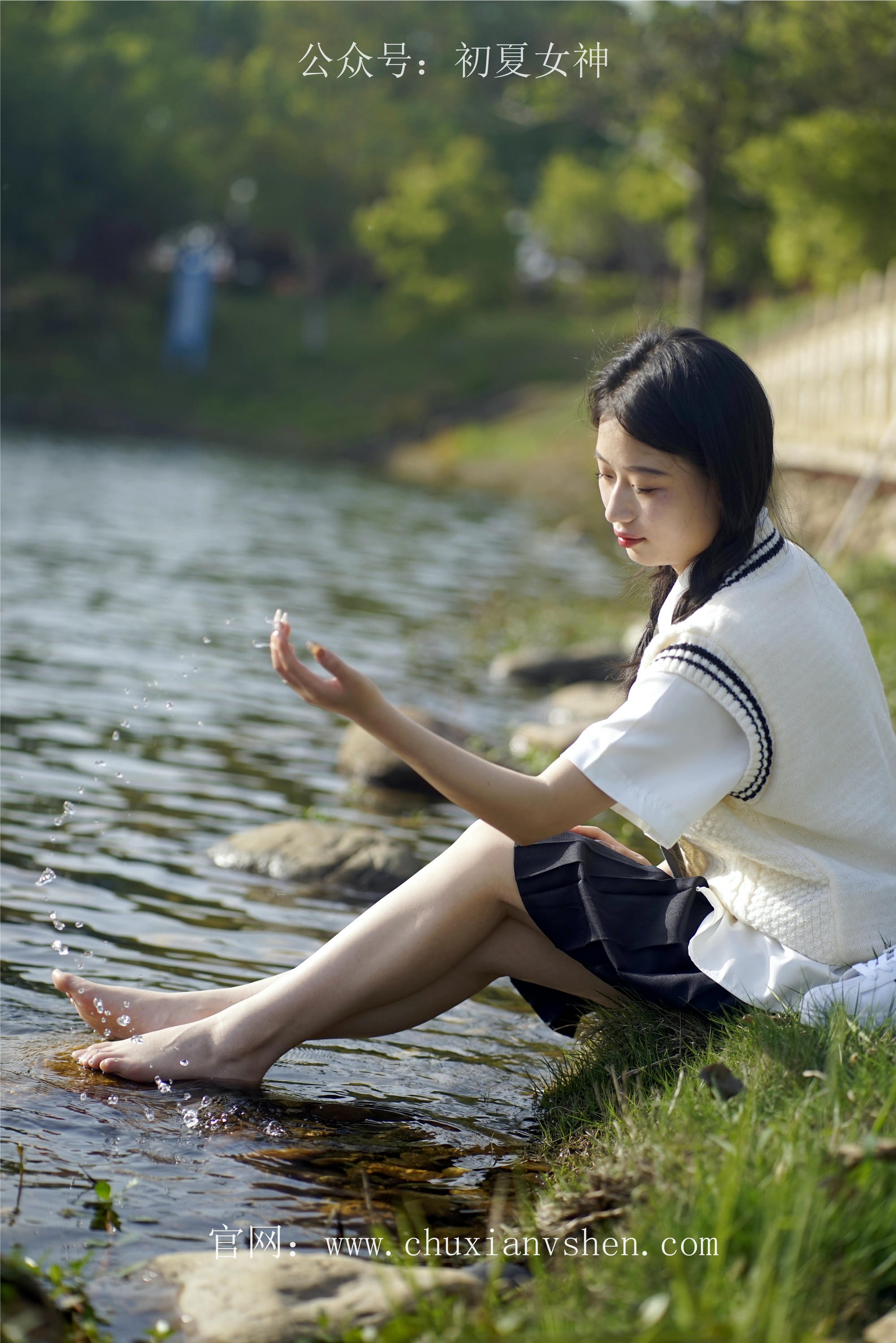 初夏女神 NO.061 念念 春秋JK套搭配三叶草贝壳头鞋[115P+1V／4.92GB]_第2集