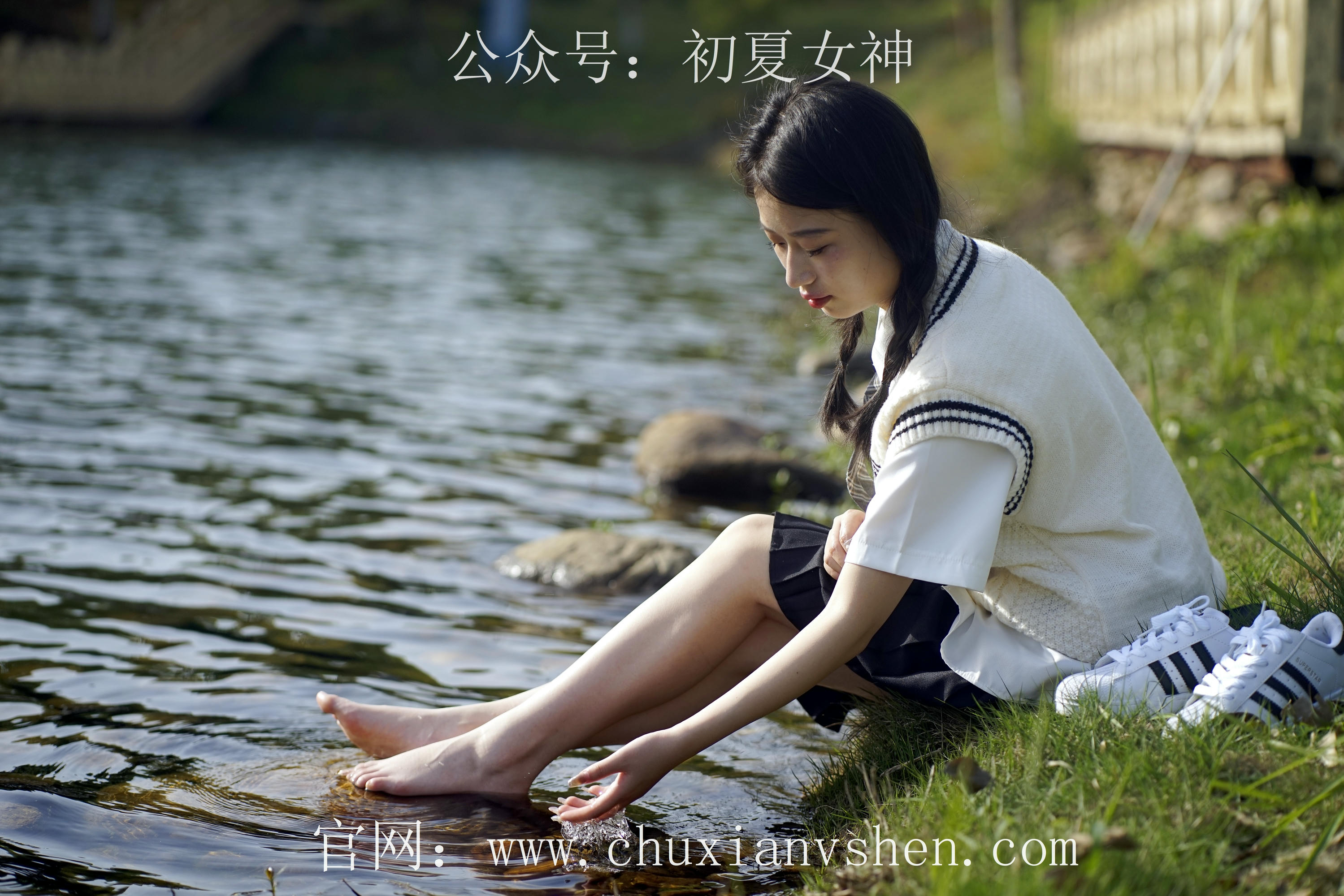 初夏女神 NO.061 念念 春秋JK套搭配三叶草贝壳头鞋[115P+1V／4.92GB]_第2集