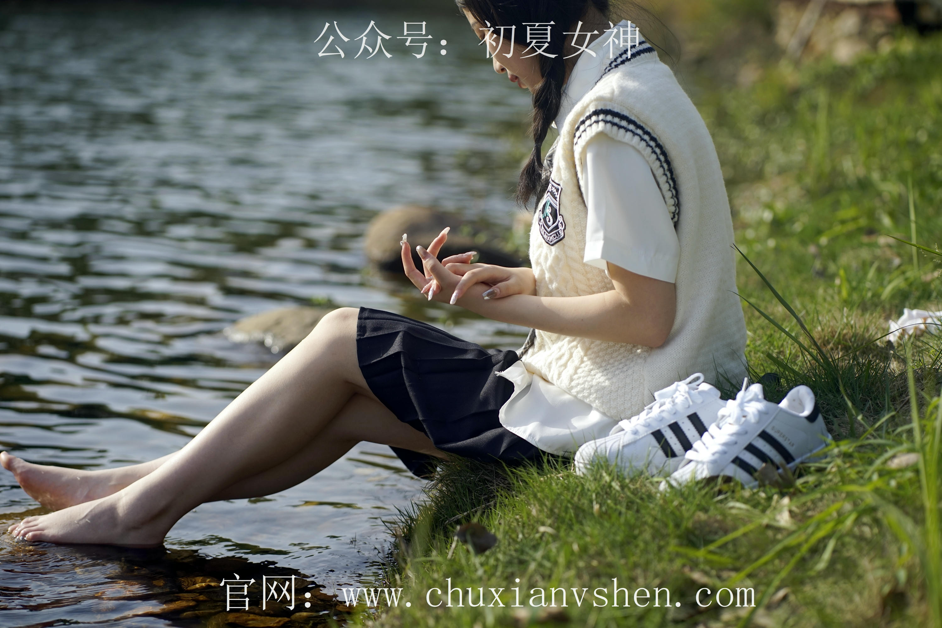 初夏女神 NO.061 念念 春秋JK套搭配三叶草贝壳头鞋[115P+1V／4.92GB]_第2集