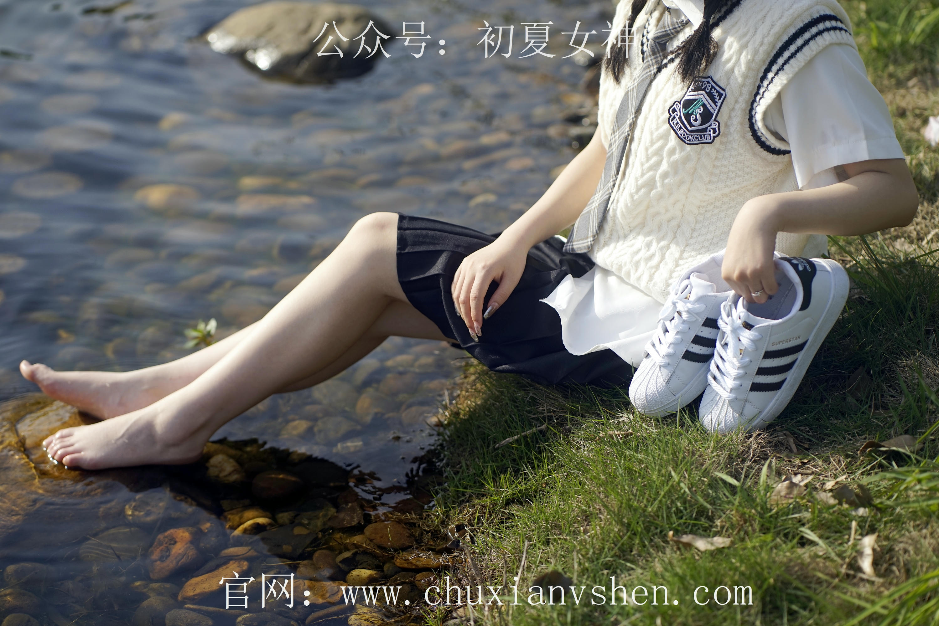 初夏女神 NO.061 念念 春秋JK套搭配三叶草贝壳头鞋[115P+1V／4.92GB]_第2集