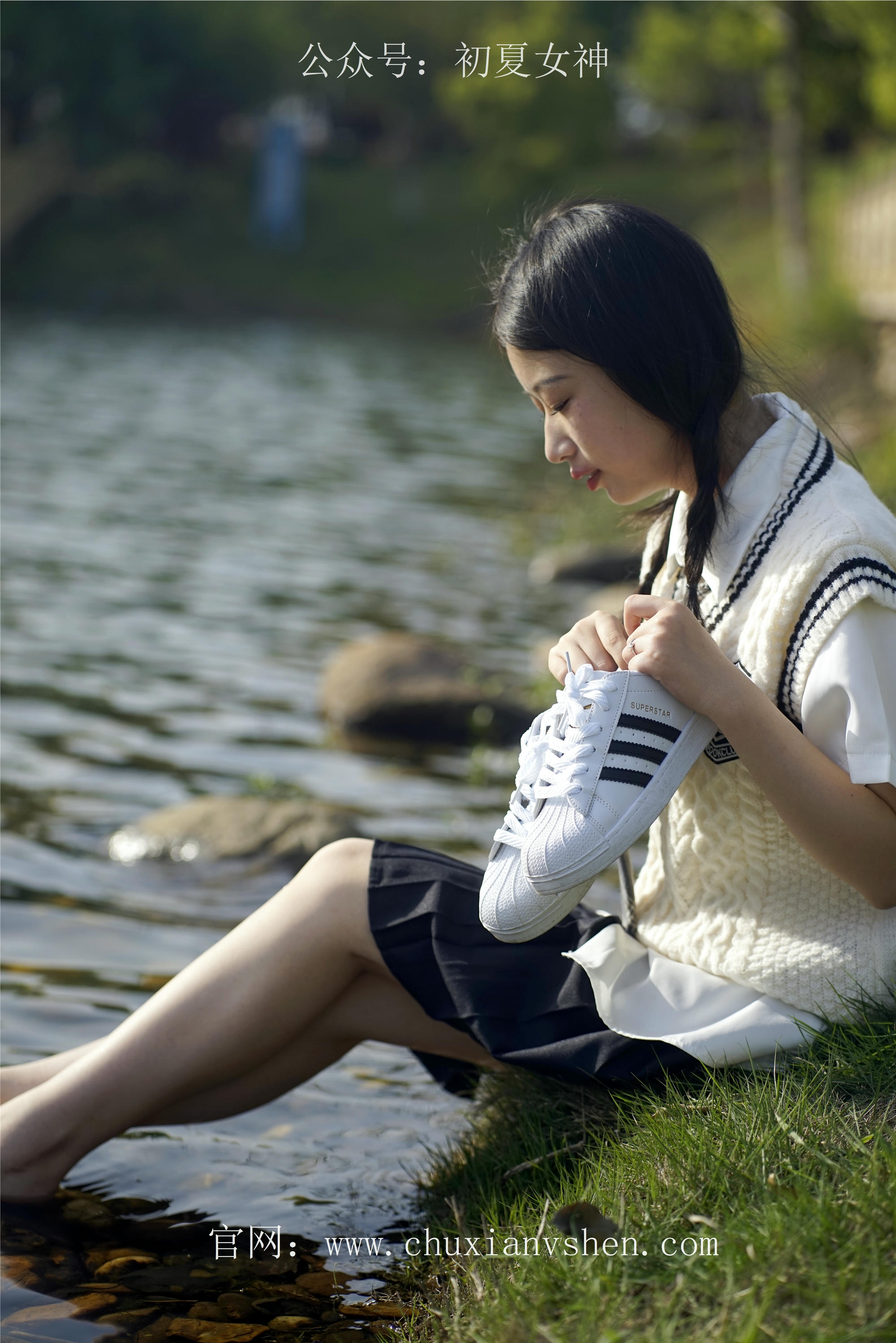 初夏女神 NO.061 念念 春秋JK套搭配三叶草贝壳头鞋[115P+1V／4.92GB]_第2集