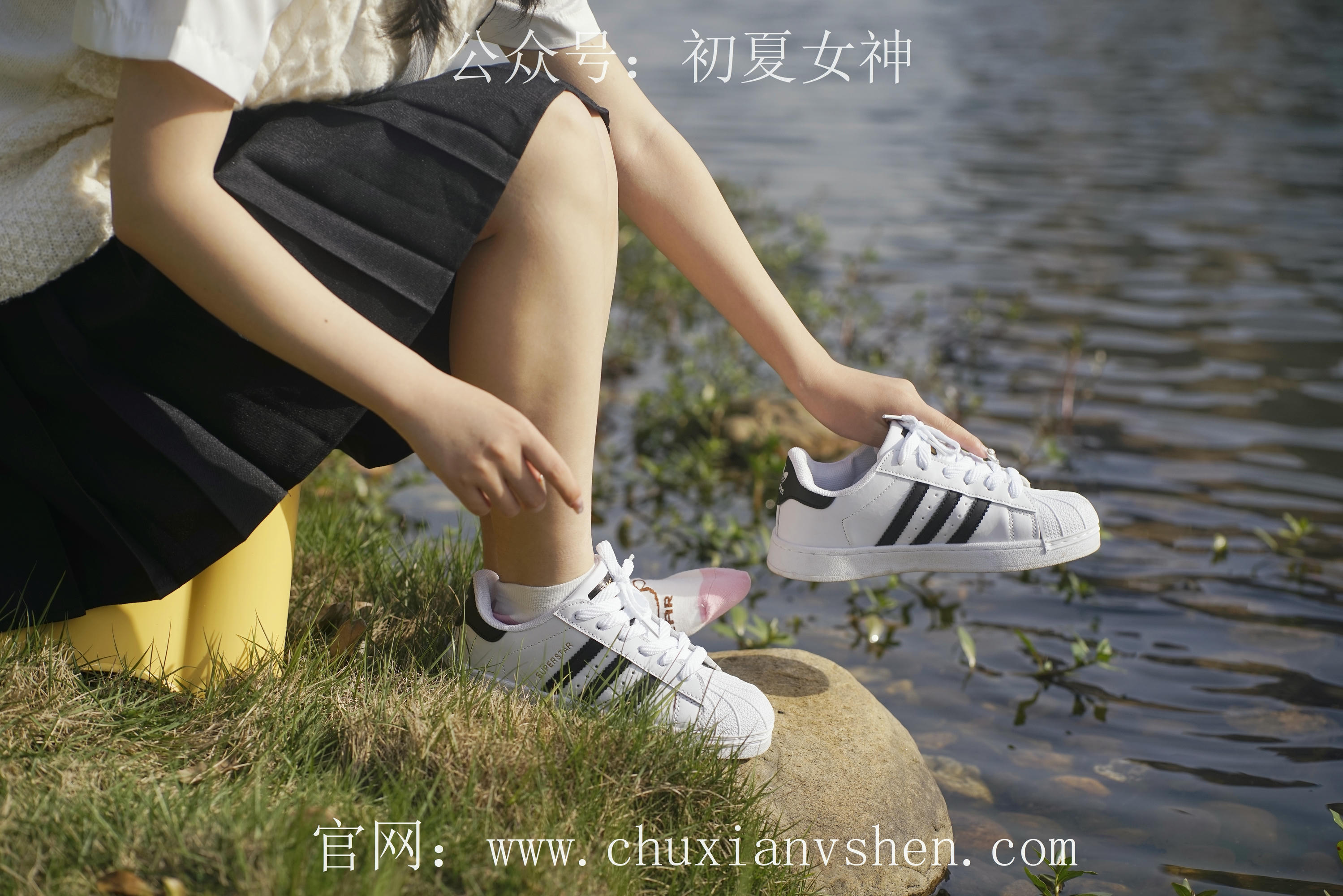 初夏女神 NO.061 念念 春秋JK套搭配三叶草贝壳头鞋[115P+1V／4.92GB]_第1集