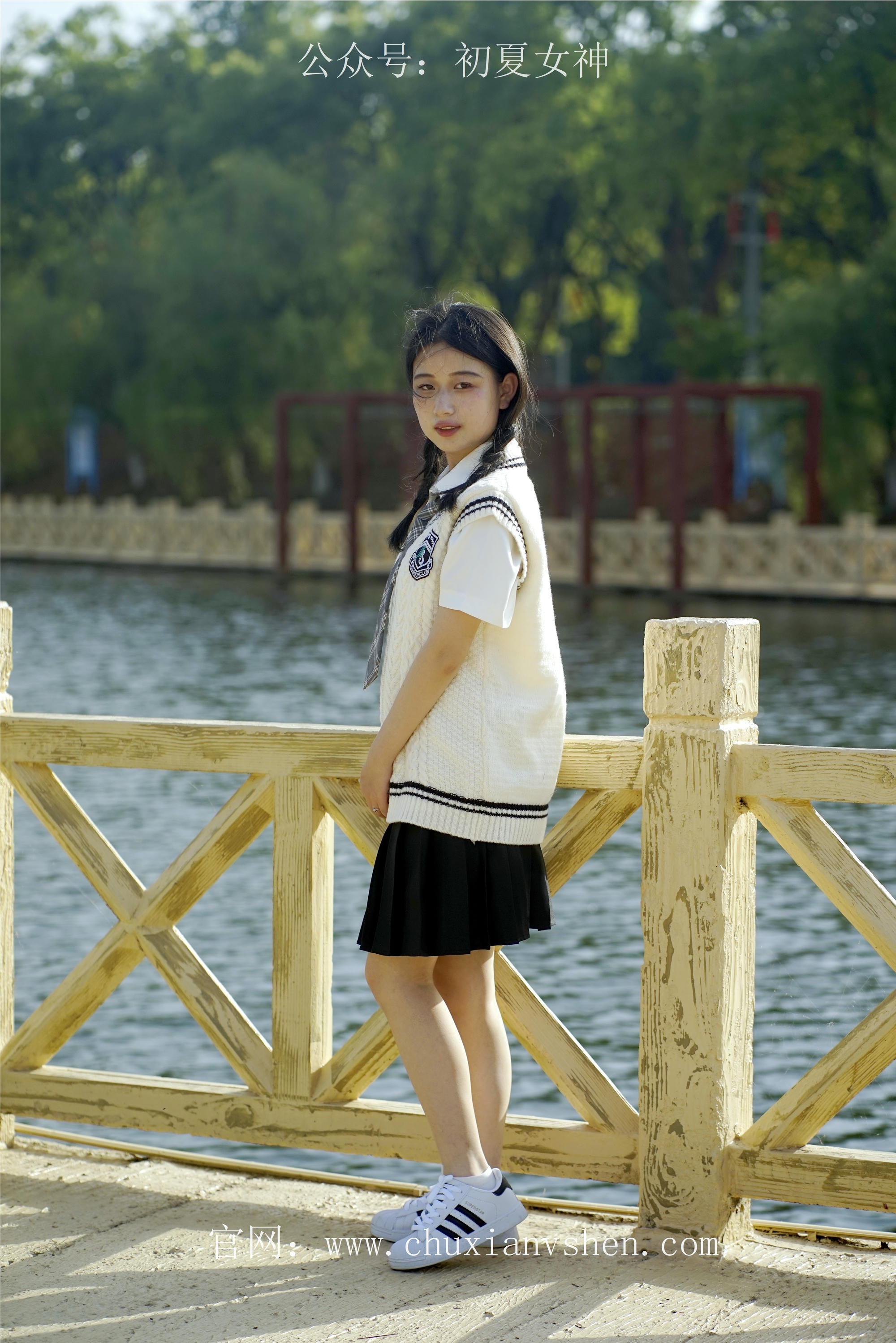 初夏女神 NO.061 念念 春秋JK套搭配三叶草贝壳头鞋[115P+1V／4.92GB]_第3集