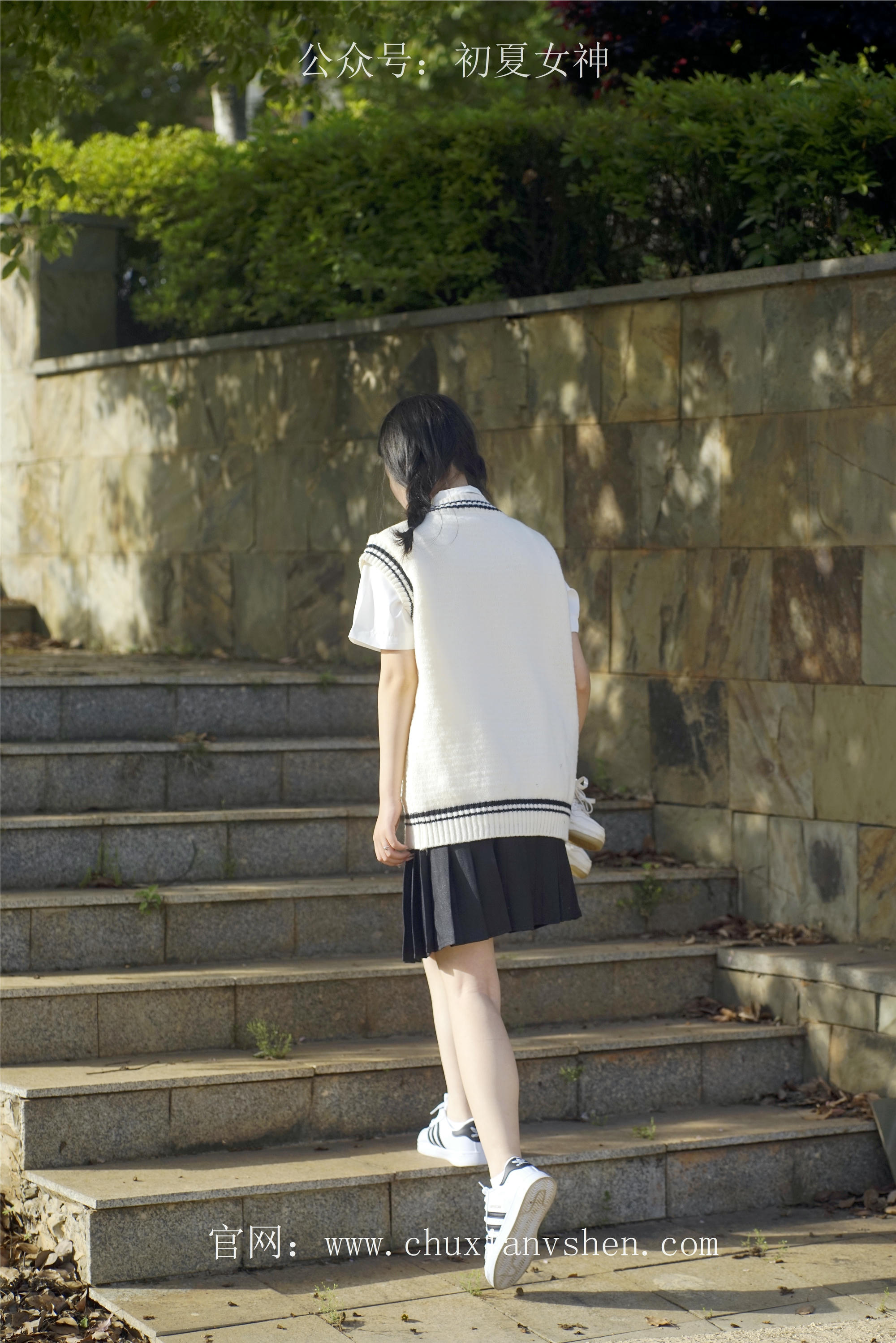 初夏女神 NO.061 念念 春秋JK套搭配三叶草贝壳头鞋[115P+1V／4.92GB]_第3集