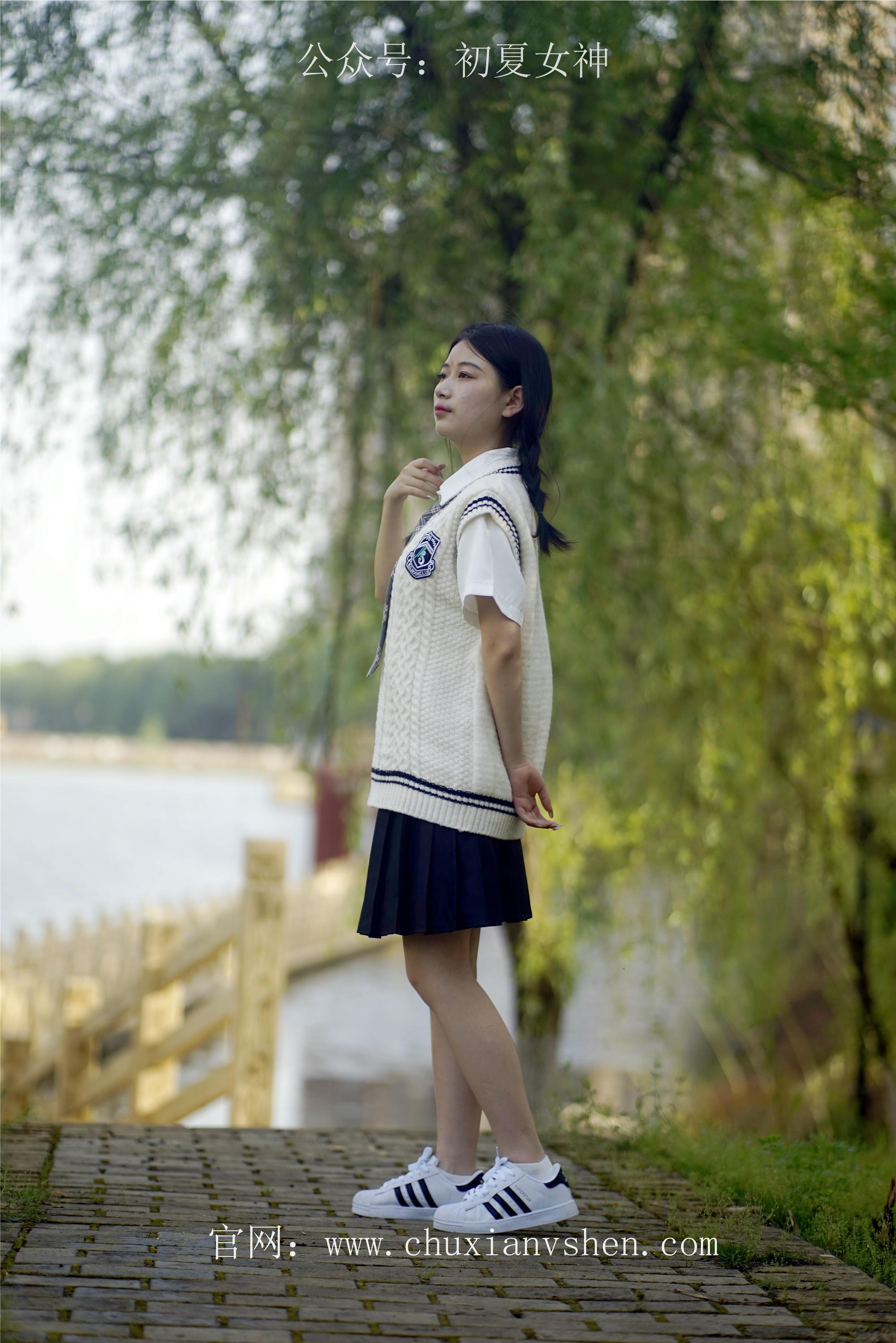 初夏女神 NO.061 念念 春秋JK套搭配三叶草贝壳头鞋[115P+1V／4.92GB]_第3集