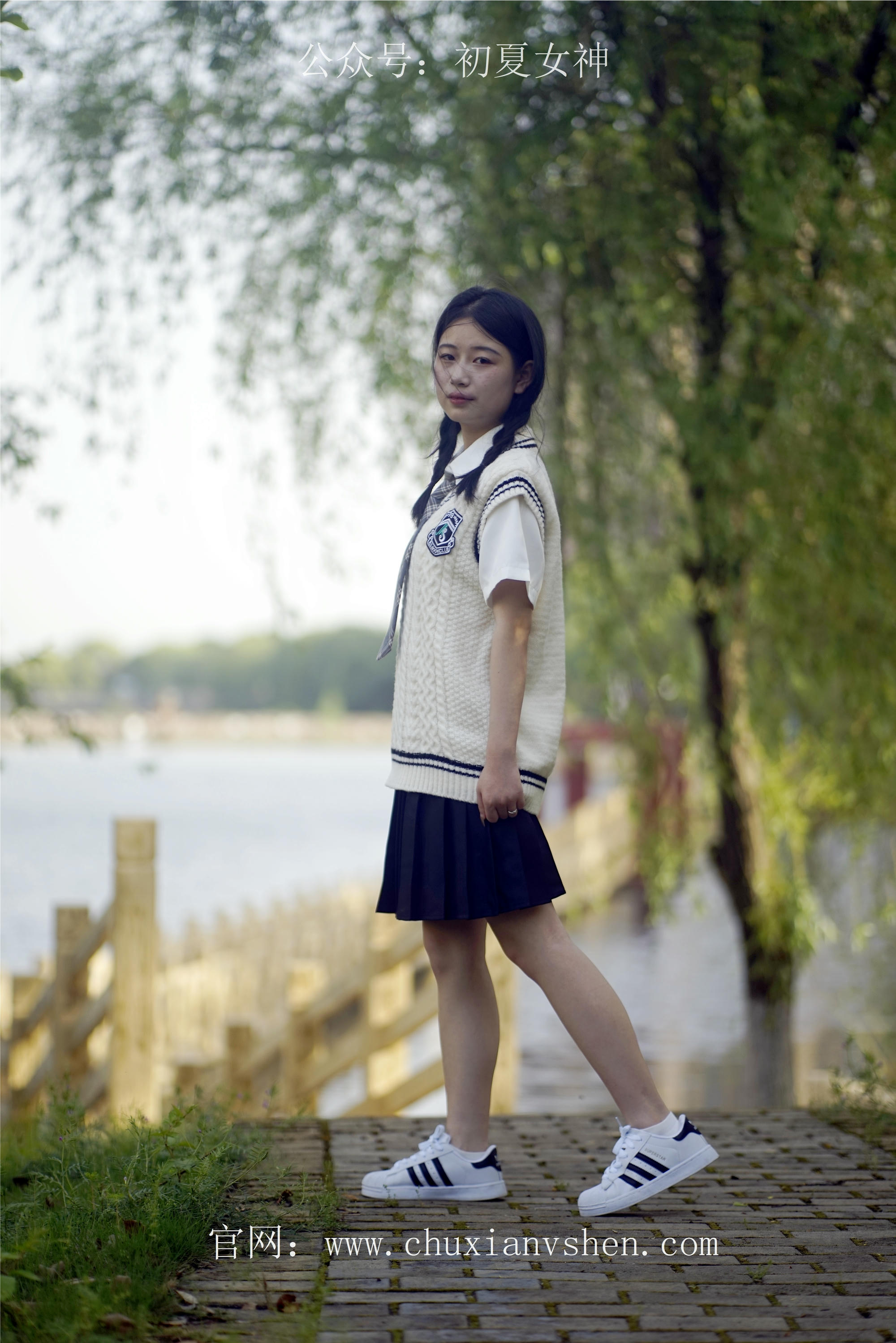 初夏女神 NO.061 念念 春秋JK套搭配三叶草贝壳头鞋[115P+1V／4.92GB]_第3集