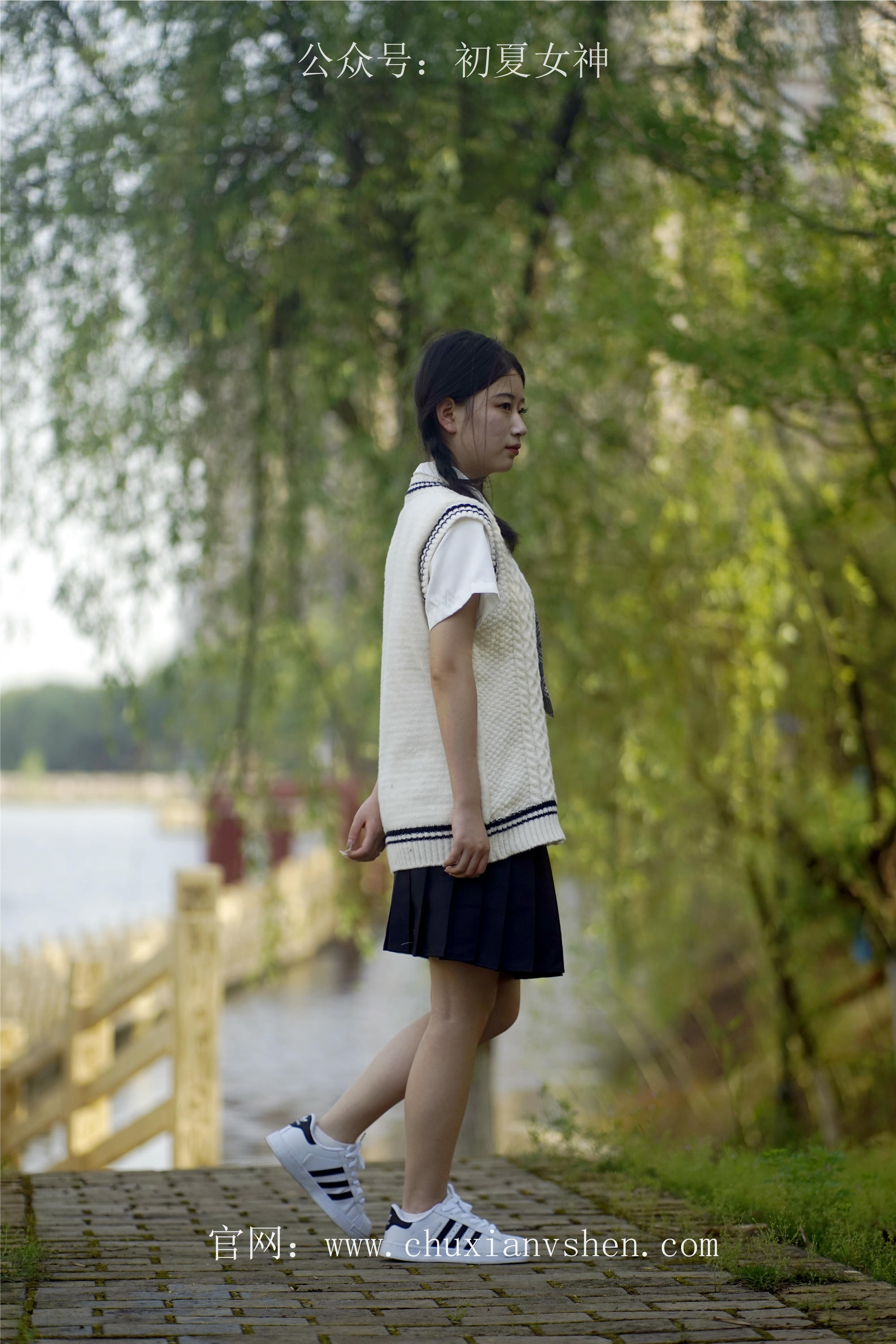 初夏女神 NO.061 念念 春秋JK套搭配三叶草贝壳头鞋[115P+1V／4.92GB]_第4集