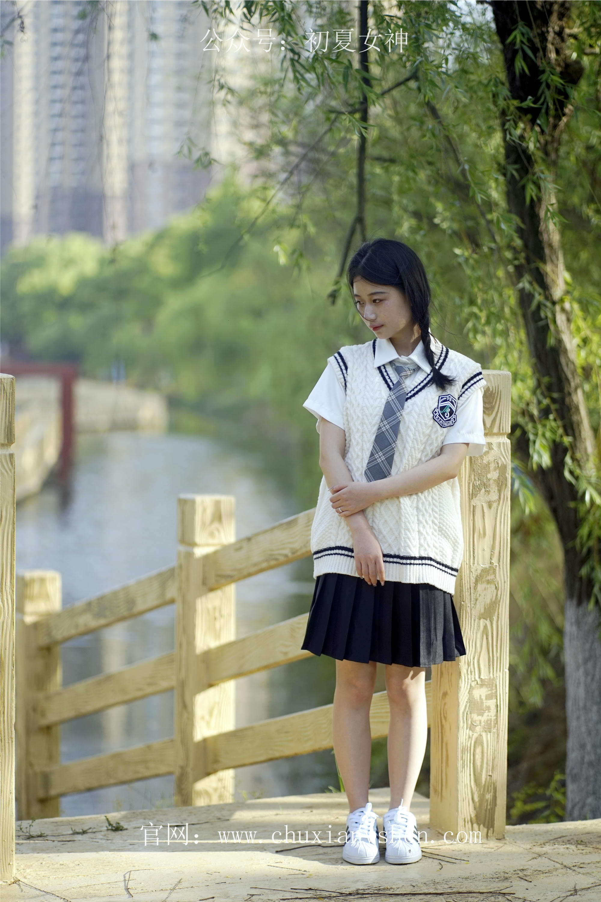 初夏女神 NO.061 念念 春秋JK套搭配三叶草贝壳头鞋[115P+1V／4.92GB]_第4集