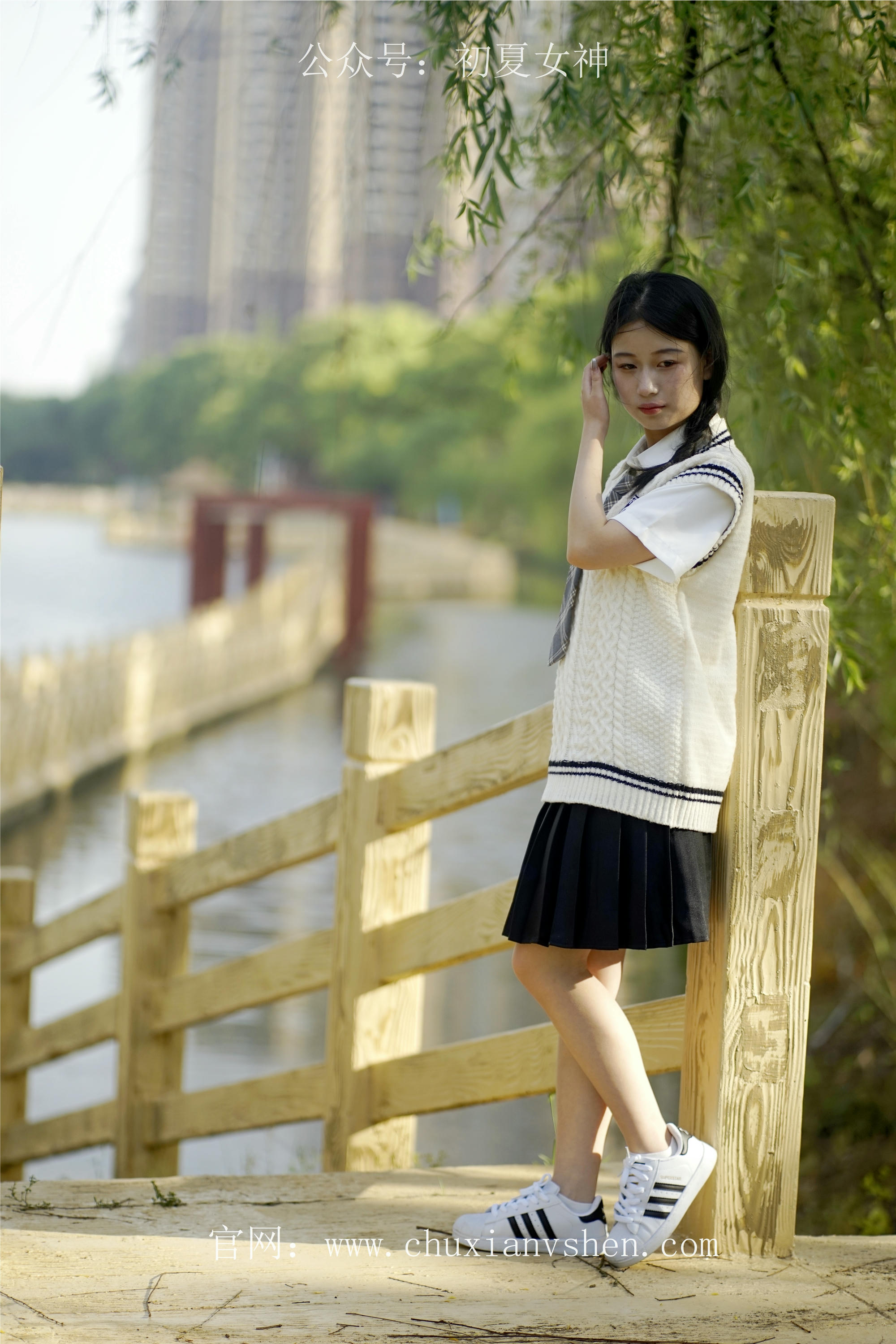 初夏女神 NO.061 念念 春秋JK套搭配三叶草贝壳头鞋[115P+1V／4.92GB]_第4集