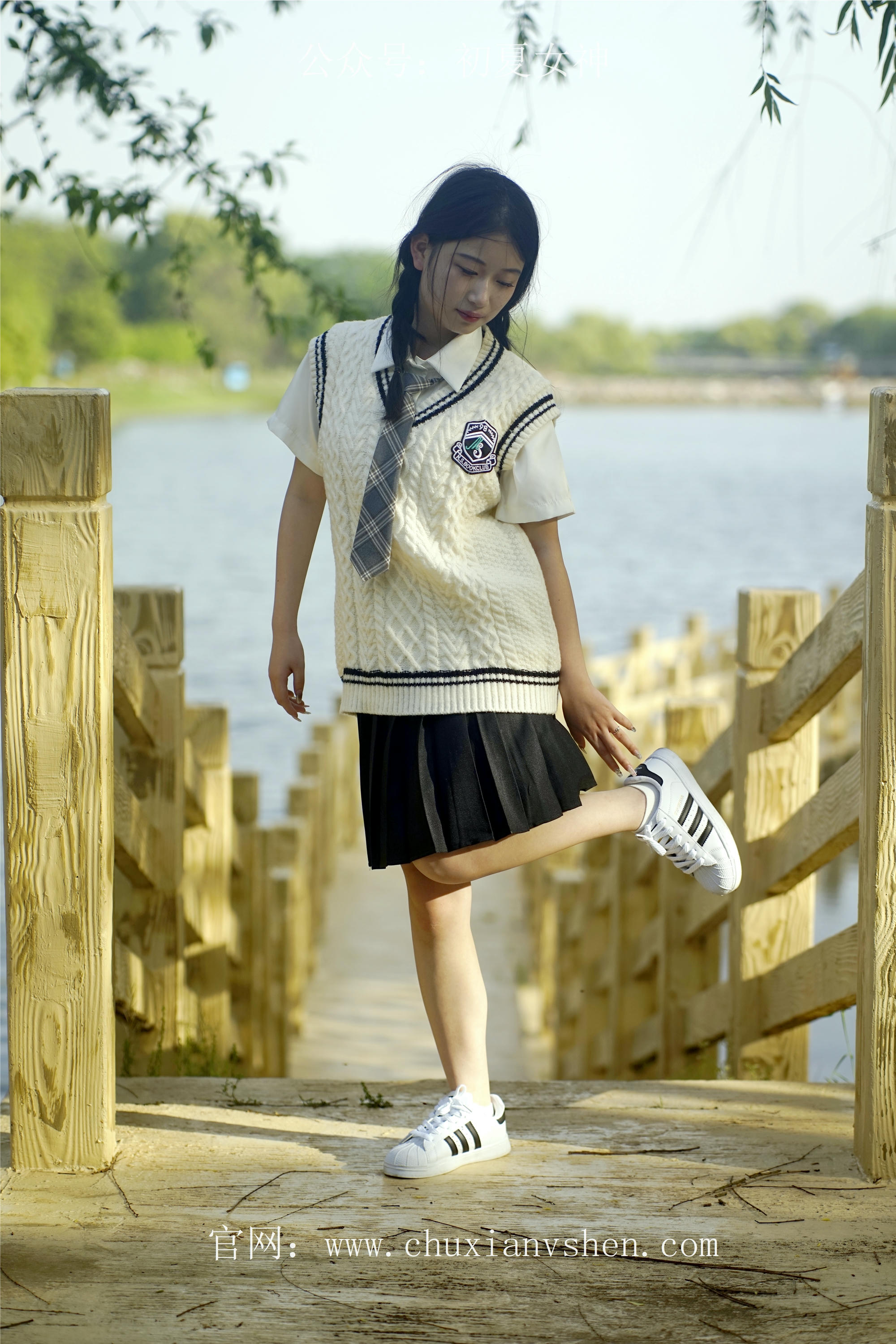 初夏女神 NO.061 念念 春秋JK套搭配三叶草贝壳头鞋[115P+1V／4.92GB]_第4集