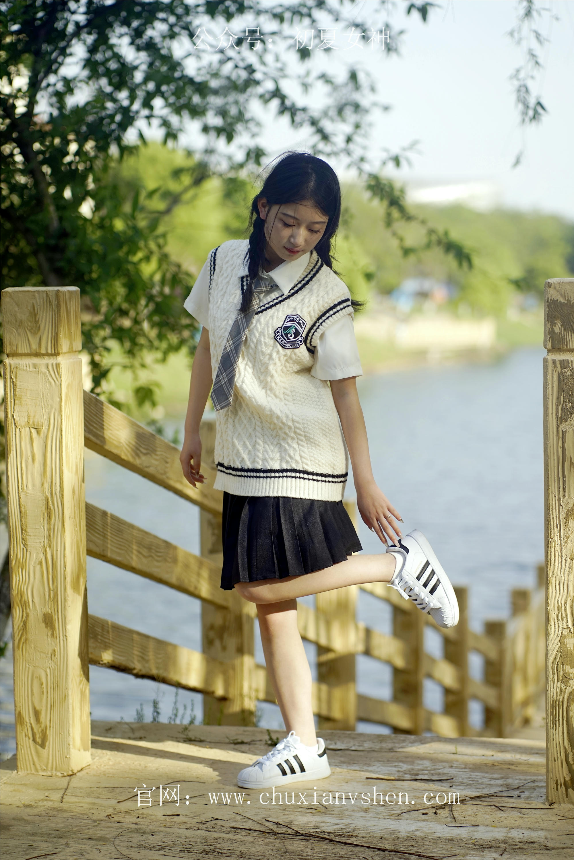 初夏女神 NO.061 念念 春秋JK套搭配三叶草贝壳头鞋[115P+1V／4.92GB]_第4集