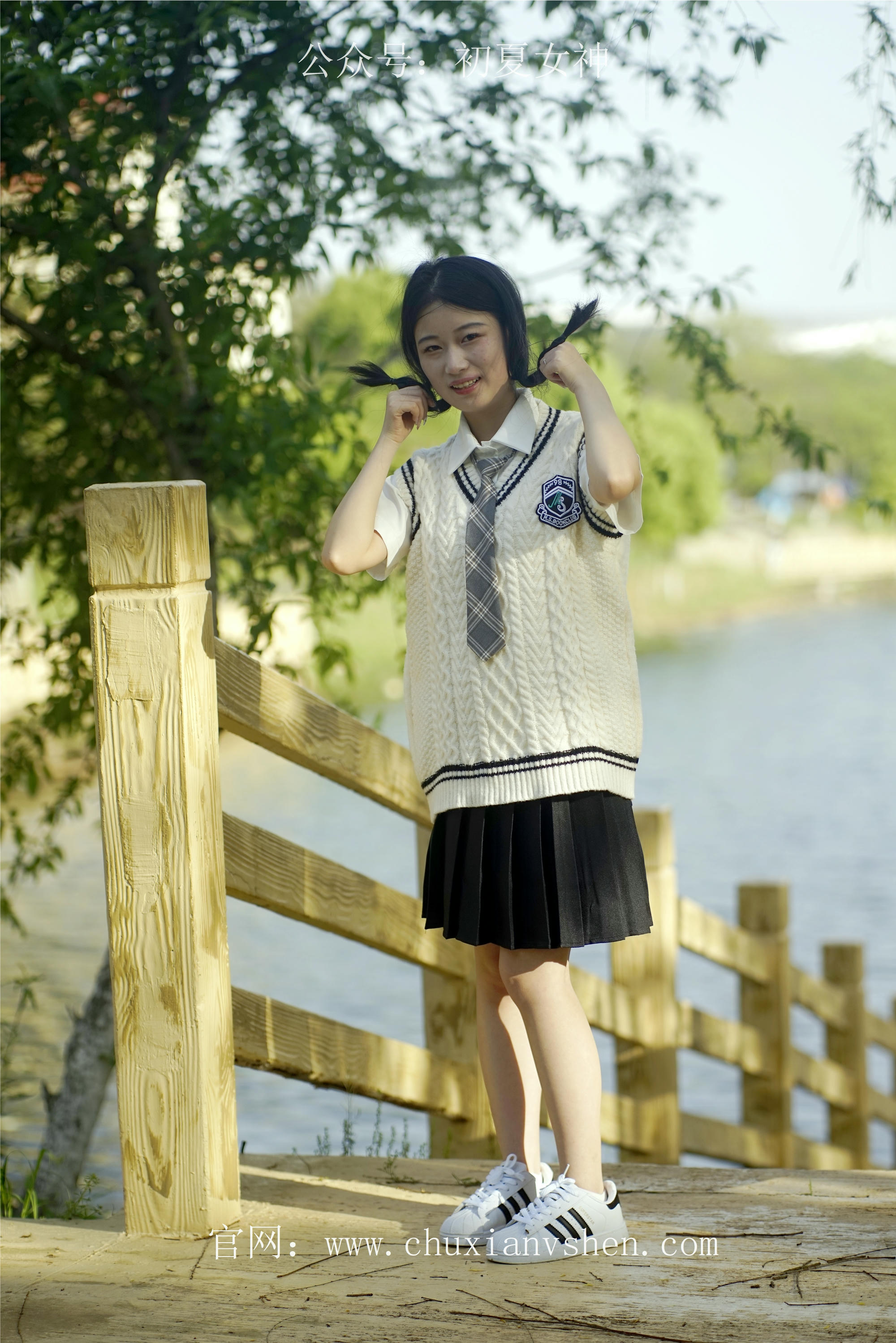 初夏女神 NO.061 念念 春秋JK套搭配三叶草贝壳头鞋[115P+1V／4.92GB]_第4集