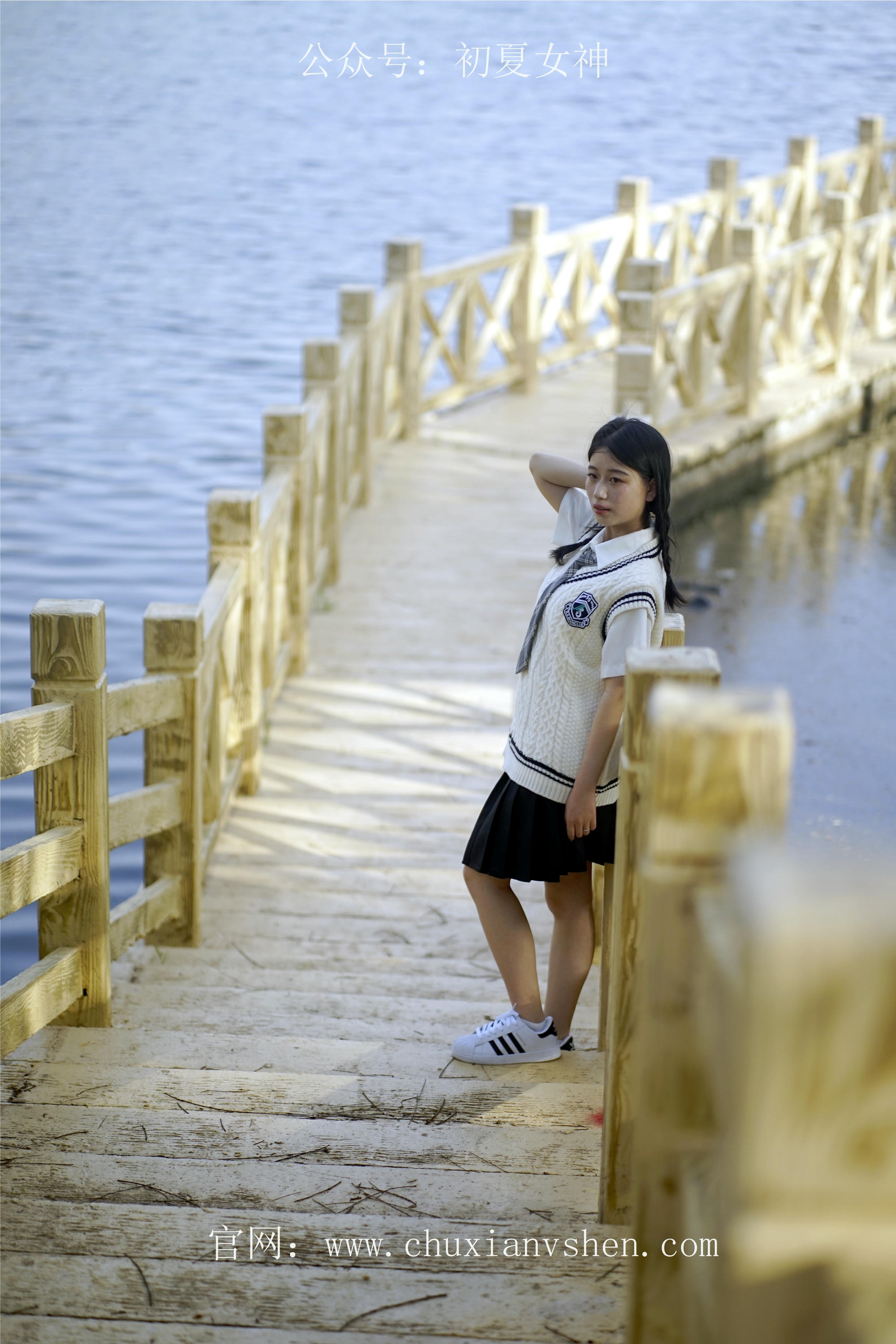 初夏女神 NO.061 念念 春秋JK套搭配三叶草贝壳头鞋[115P+1V／4.92GB]_第4集