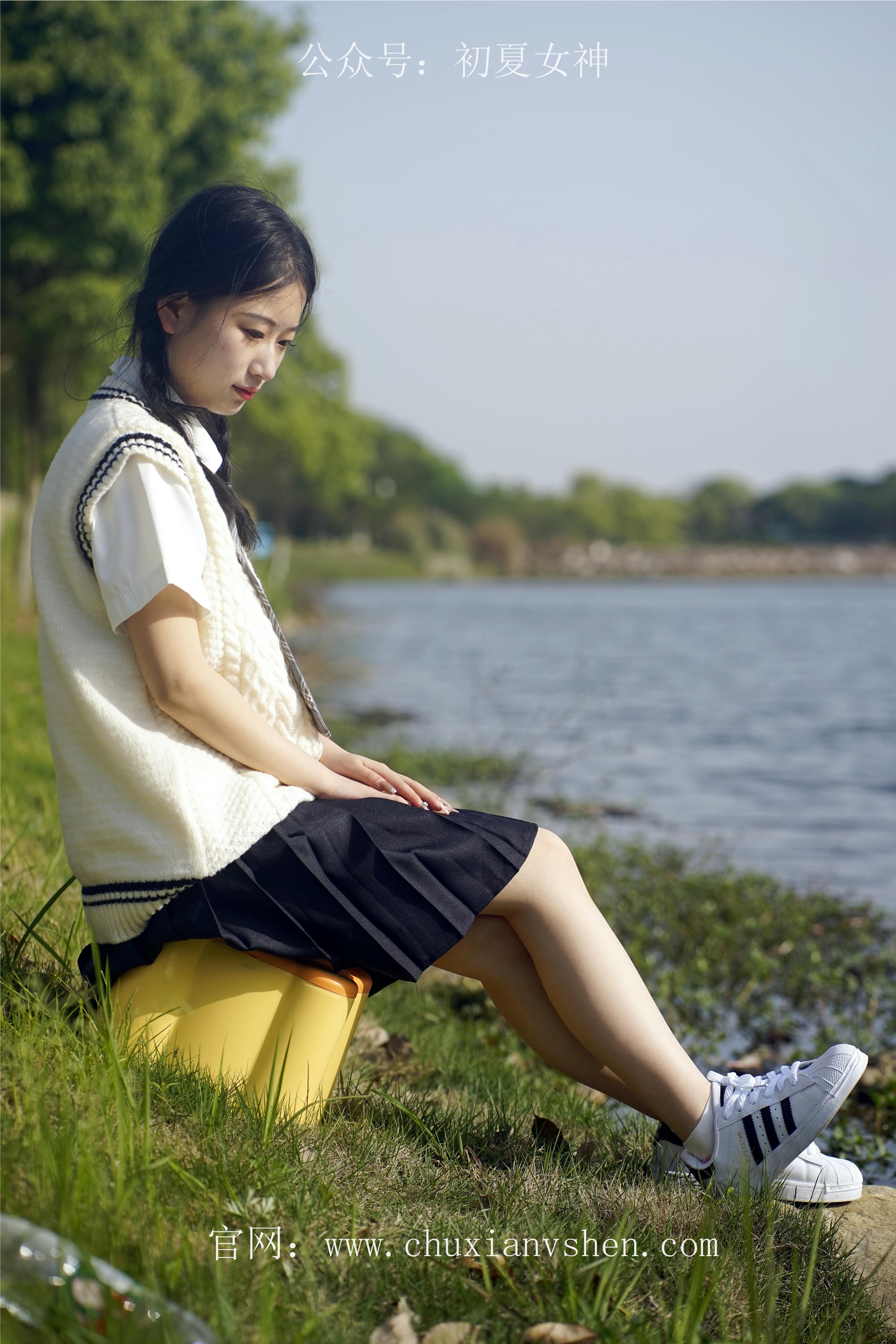 初夏女神 NO.061 念念 春秋JK套搭配三叶草贝壳头鞋[115P+1V／4.92GB]_第1集