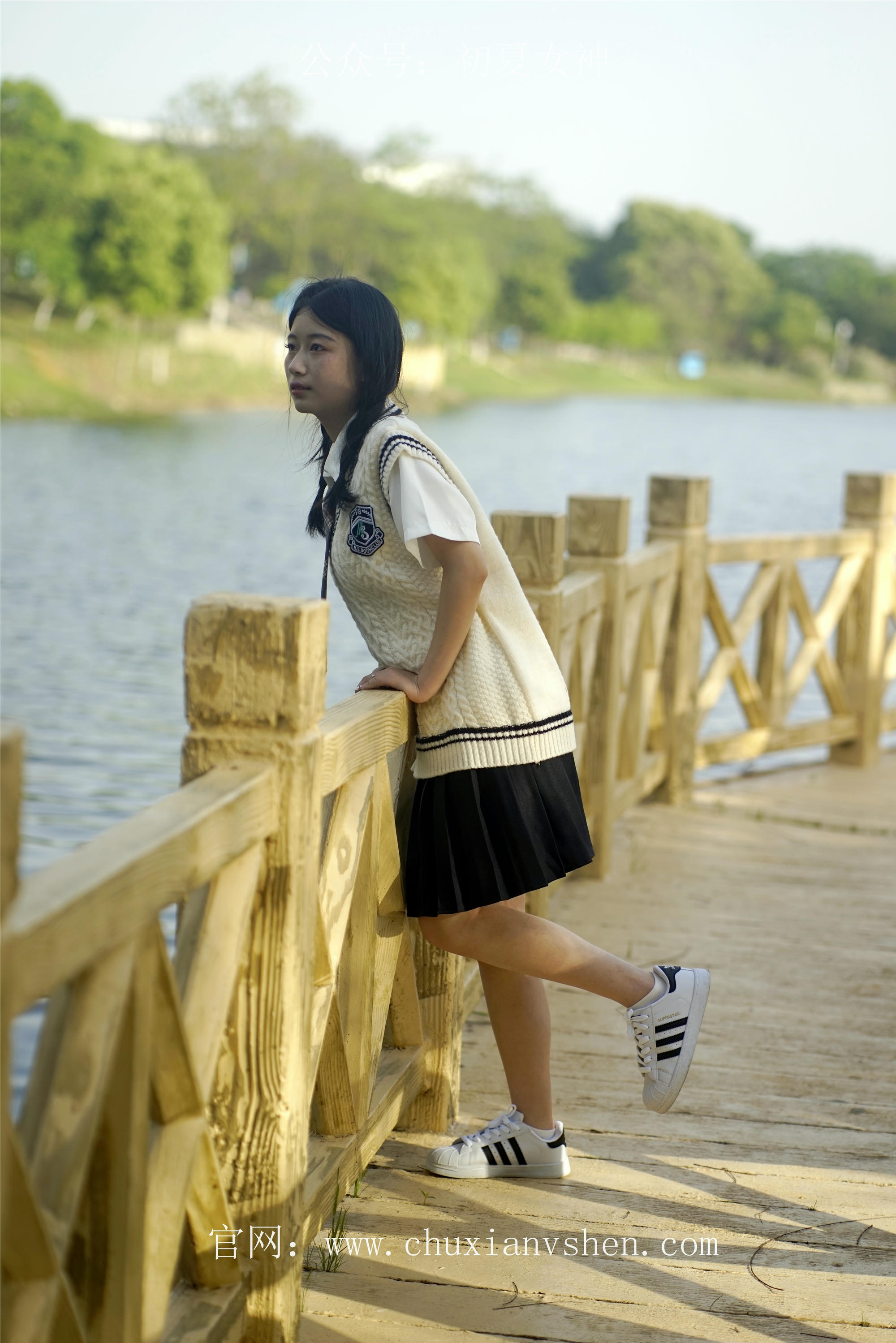 初夏女神 NO.061 念念 春秋JK套搭配三叶草贝壳头鞋[115P+1V／4.92GB]_第4集