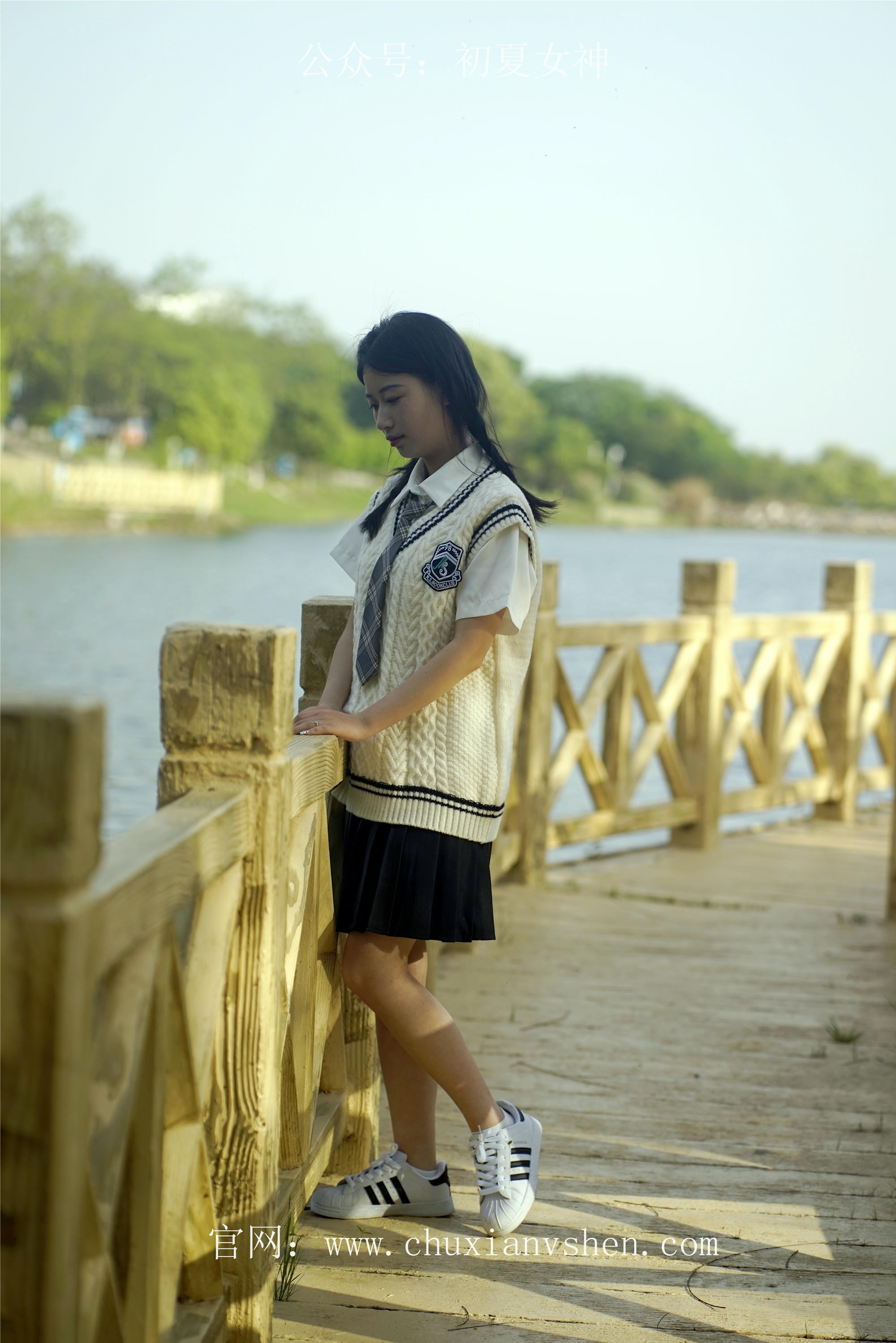 初夏女神 NO.061 念念 春秋JK套搭配三叶草贝壳头鞋[115P+1V／4.92GB]_第4集