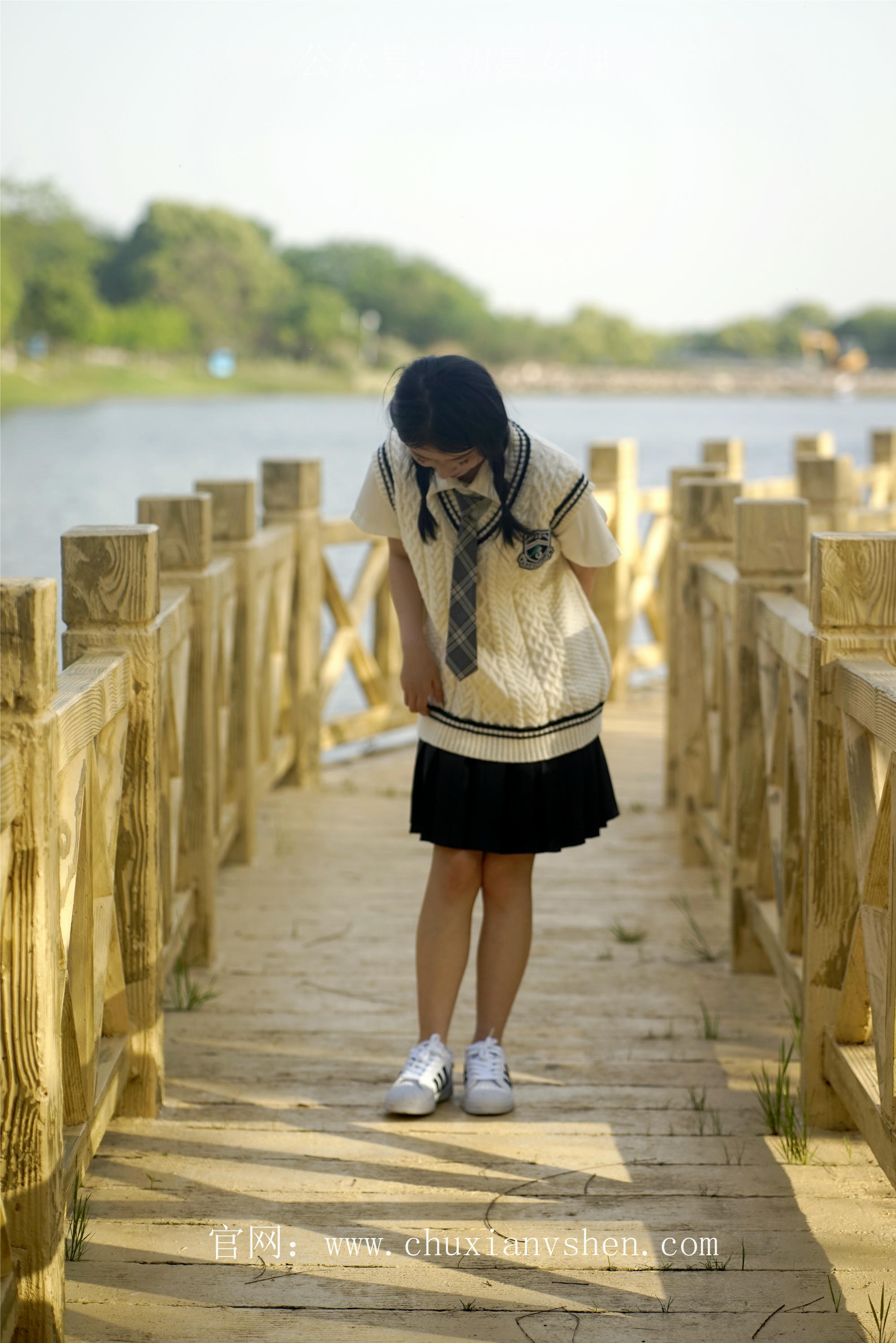 初夏女神 NO.061 念念 春秋JK套搭配三叶草贝壳头鞋[115P+1V／4.92GB]_第4集