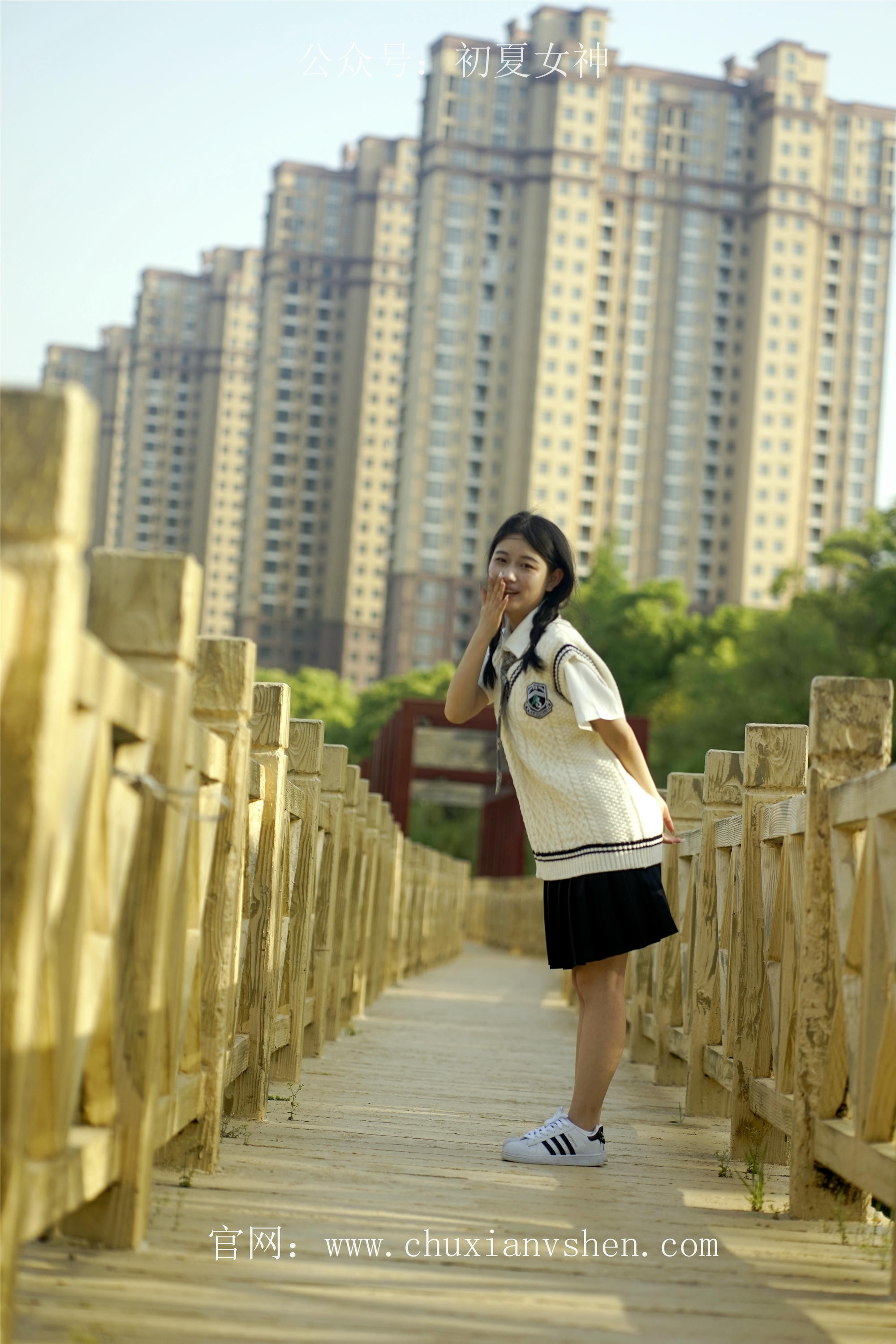 初夏女神 NO.061 念念 春秋JK套搭配三叶草贝壳头鞋[115P+1V／4.92GB]_第4集