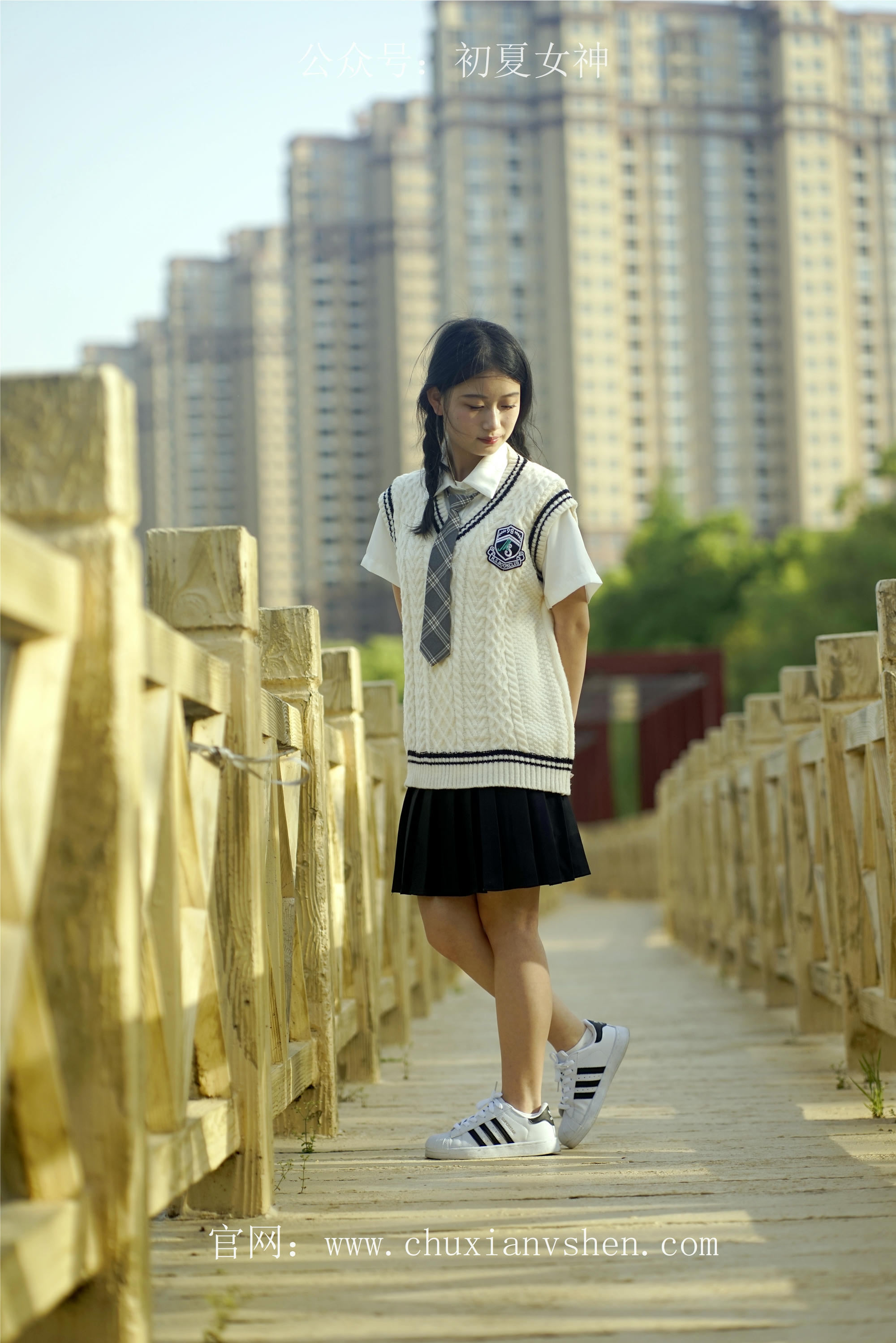 初夏女神 NO.061 念念 春秋JK套搭配三叶草贝壳头鞋[115P+1V／4.92GB]_第4集