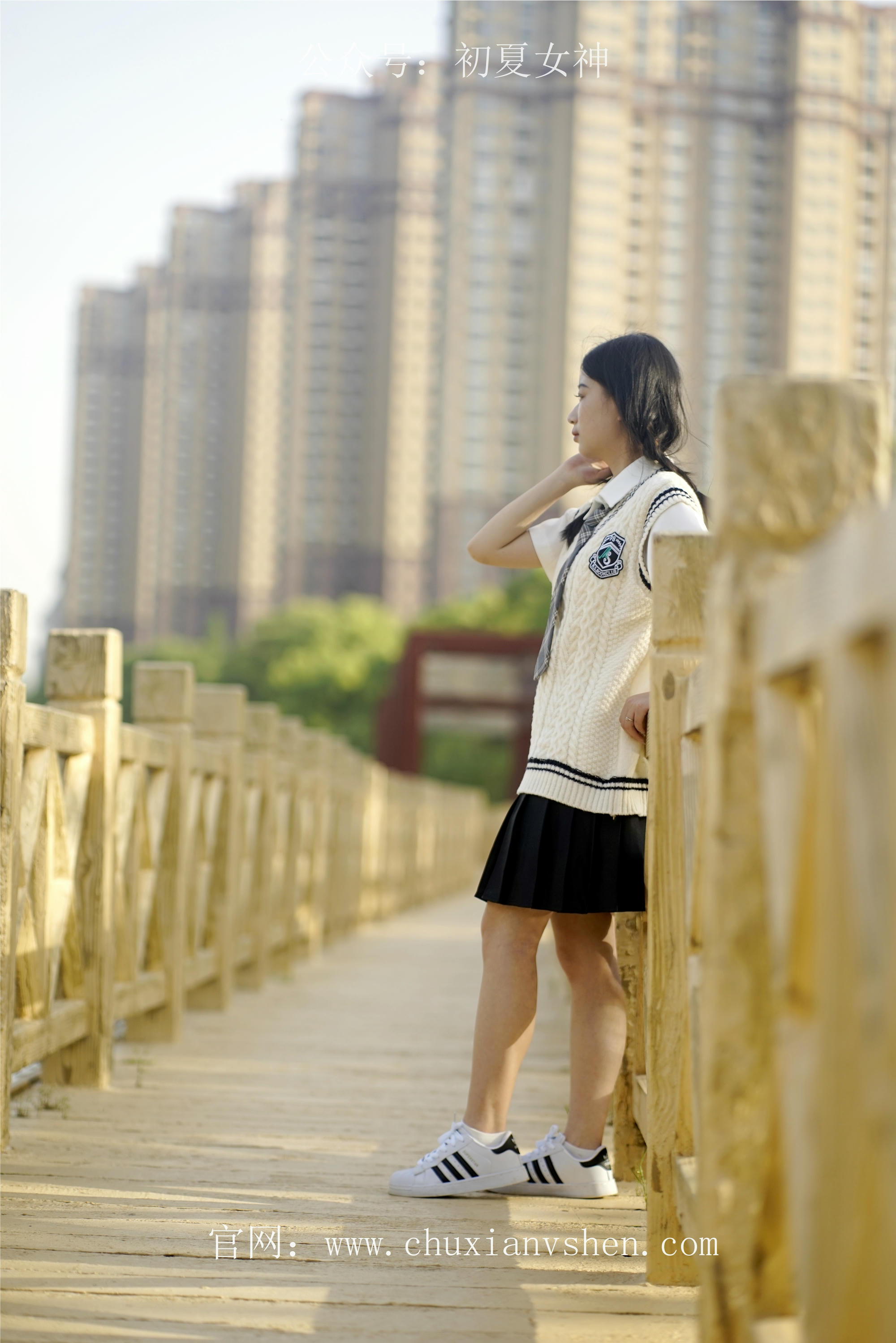 初夏女神 NO.061 念念 春秋JK套搭配三叶草贝壳头鞋[115P+1V／4.92GB]_第4集