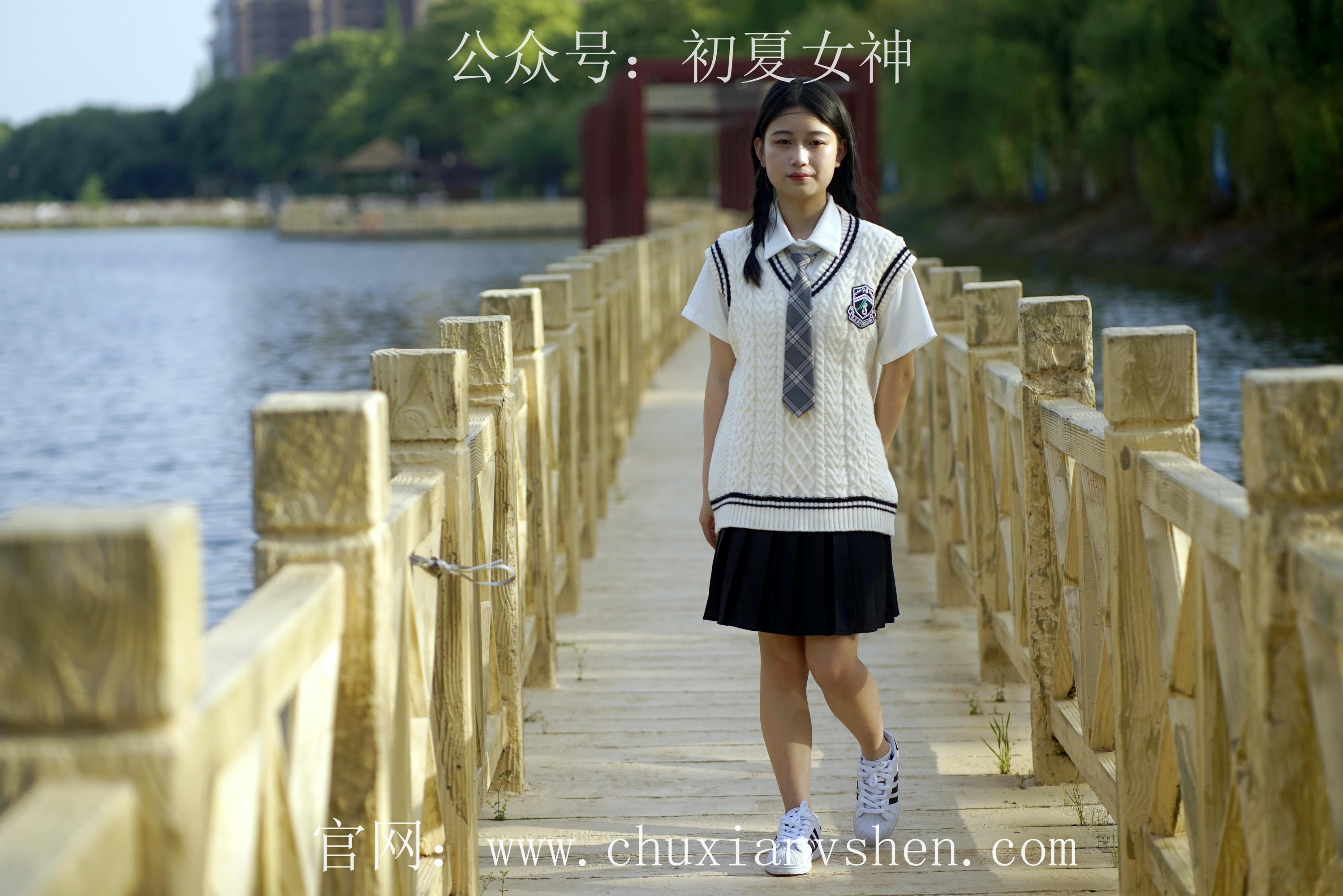 初夏女神 NO.061 念念 春秋JK套搭配三叶草贝壳头鞋[115P+1V／4.92GB]_第4集