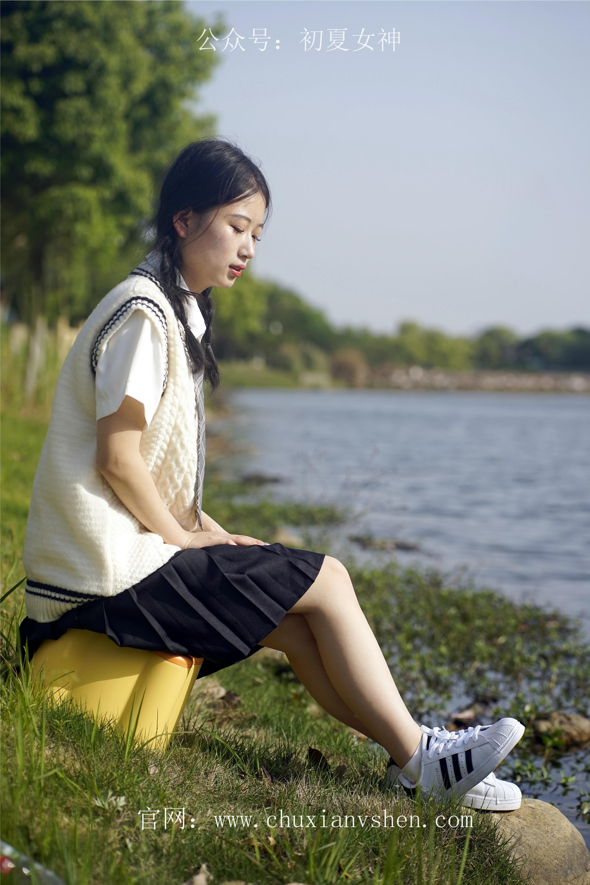 初夏女神 NO.061 念念 春秋JK套搭配三叶草贝壳头鞋[115P+1V／4.92GB]_第1集