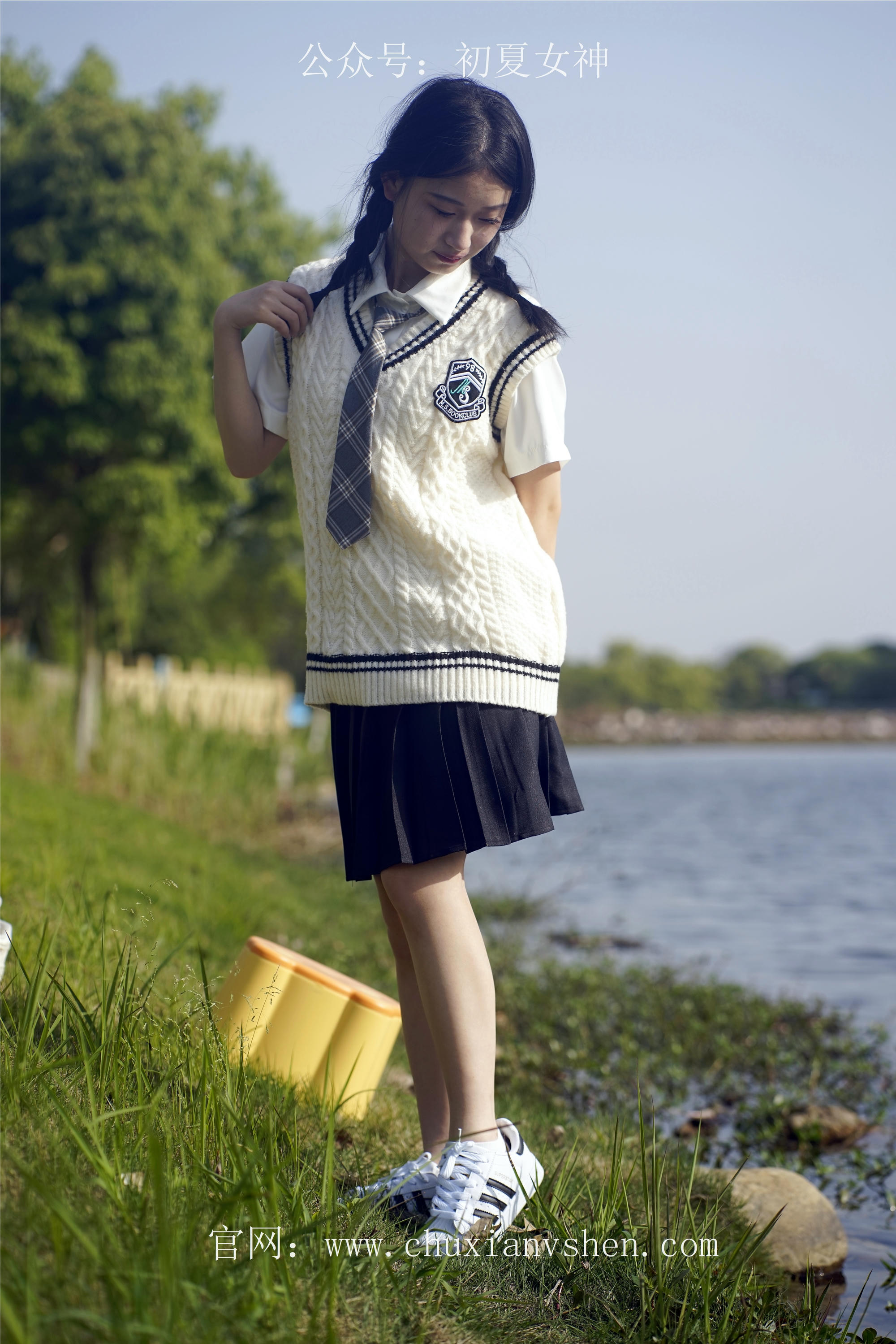 初夏女神 NO.061 念念 春秋JK套搭配三叶草贝壳头鞋[115P+1V／4.92GB]_第1集