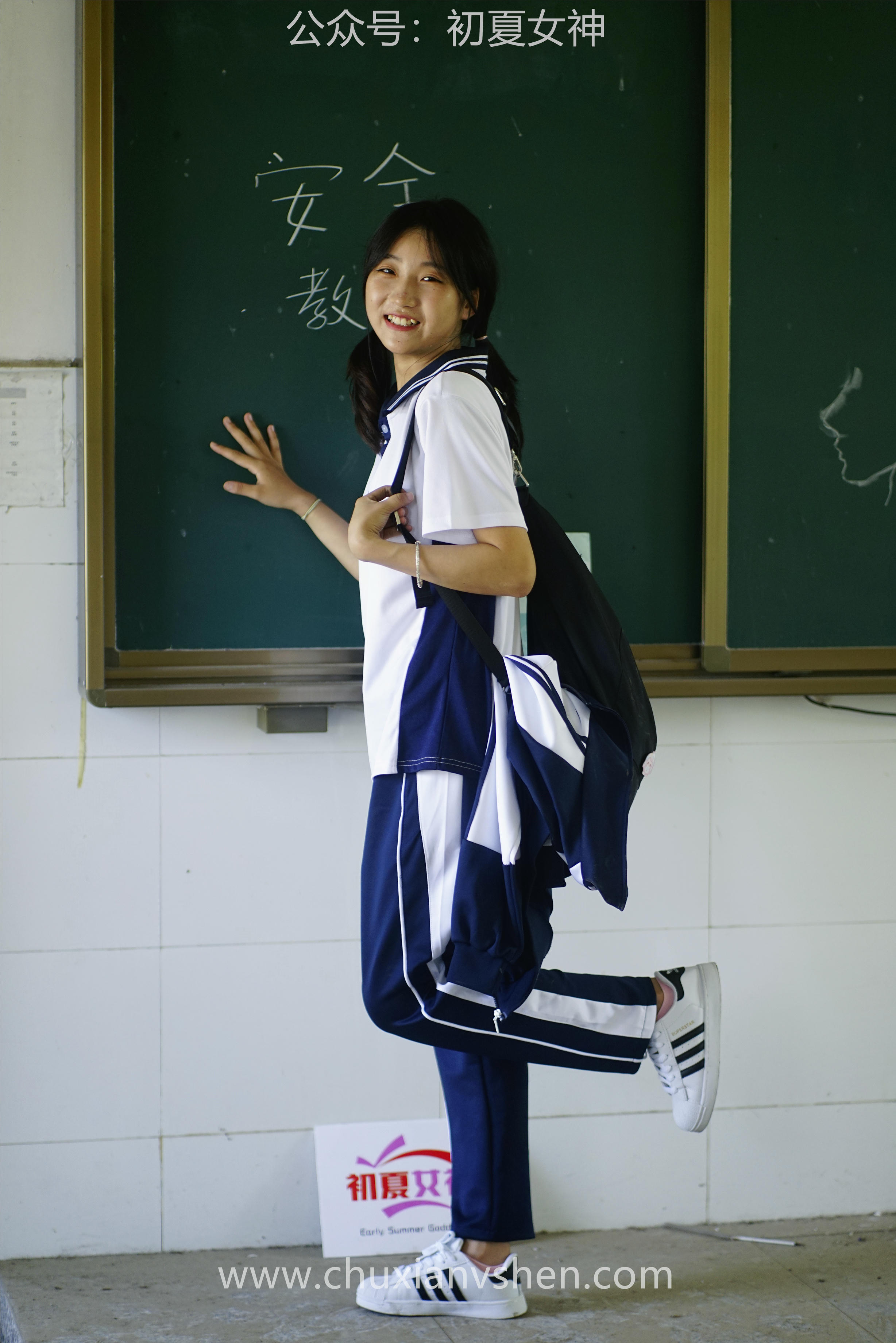 初夏女神 NO.074 点点 旧梦青春[172P+1V／6.61GB]_第2集