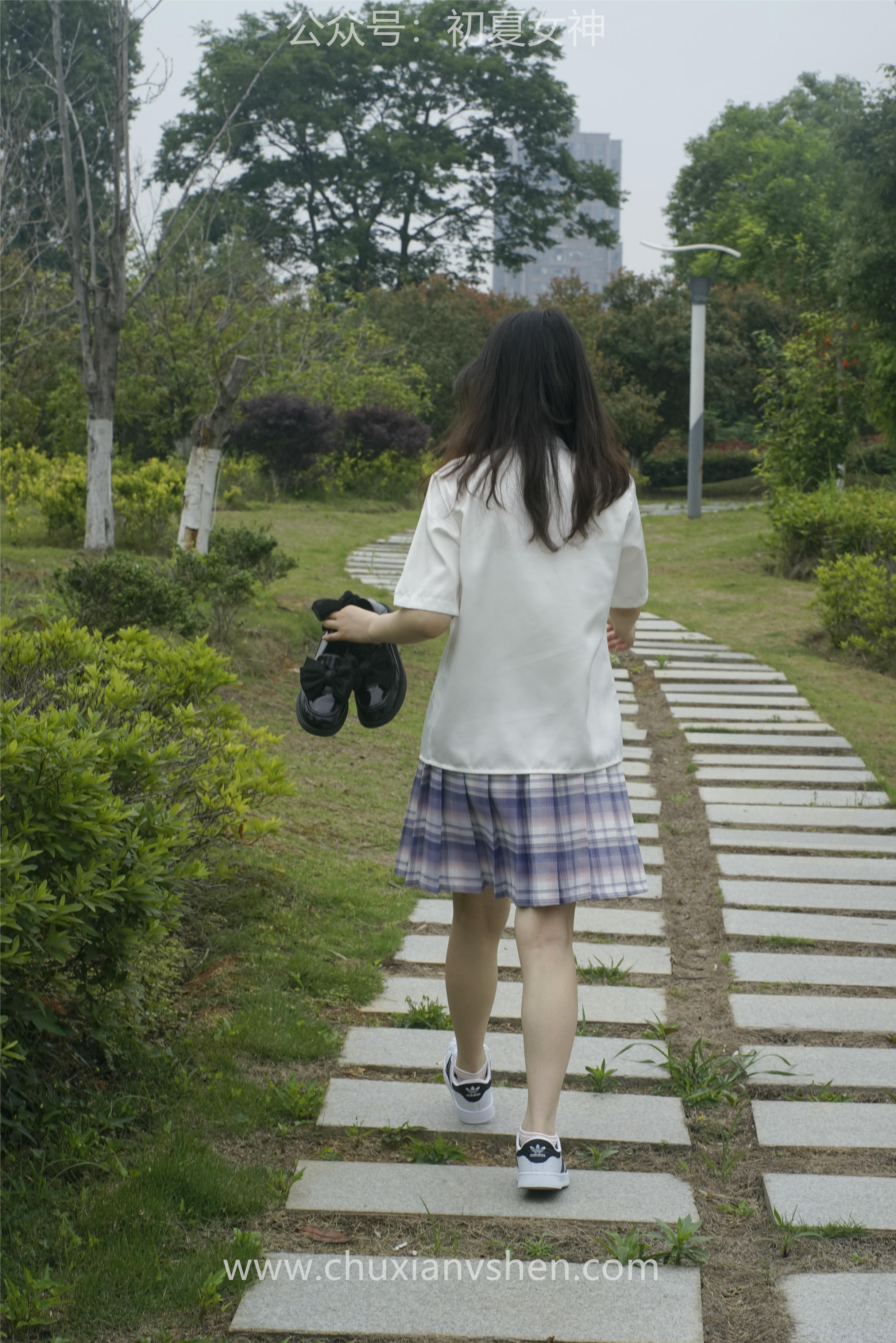 初夏女神 NO.076 十一 周末丛林 JK套搭配的袜子遭嫌弃[153P+1V／6.08GB]_第6集