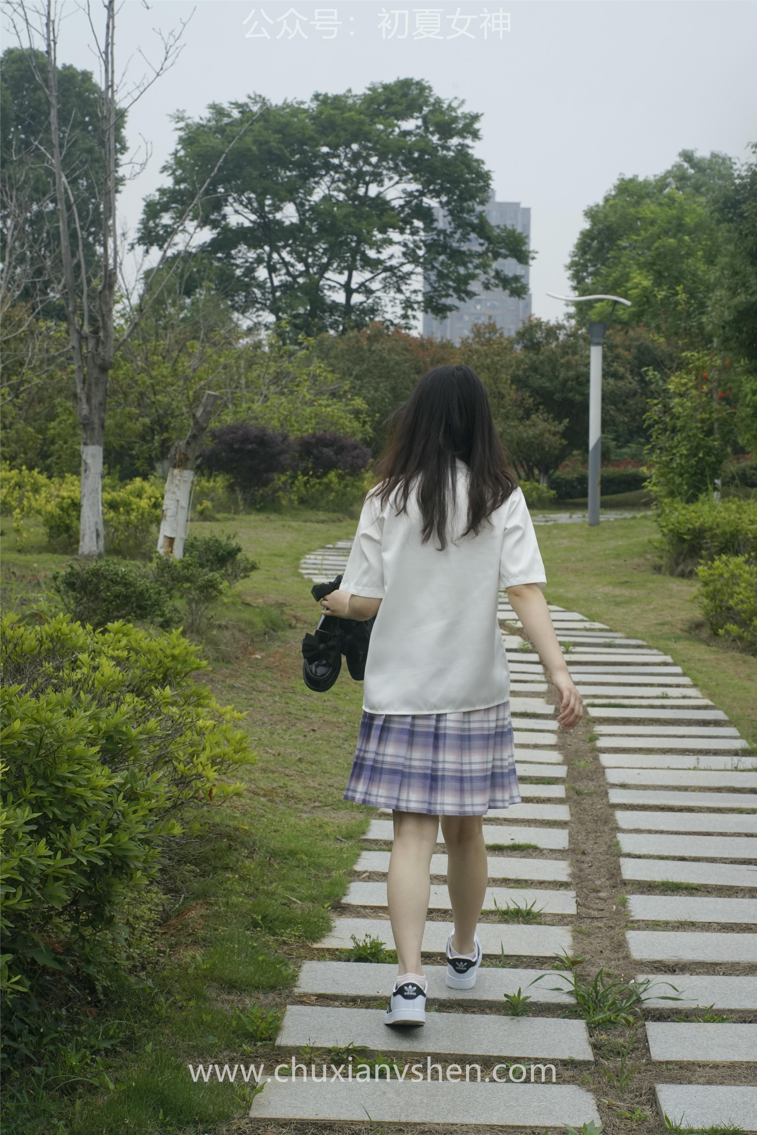 初夏女神 NO.076 十一 周末丛林 JK套搭配的袜子遭嫌弃[153P+1V／6.08GB]_第6集