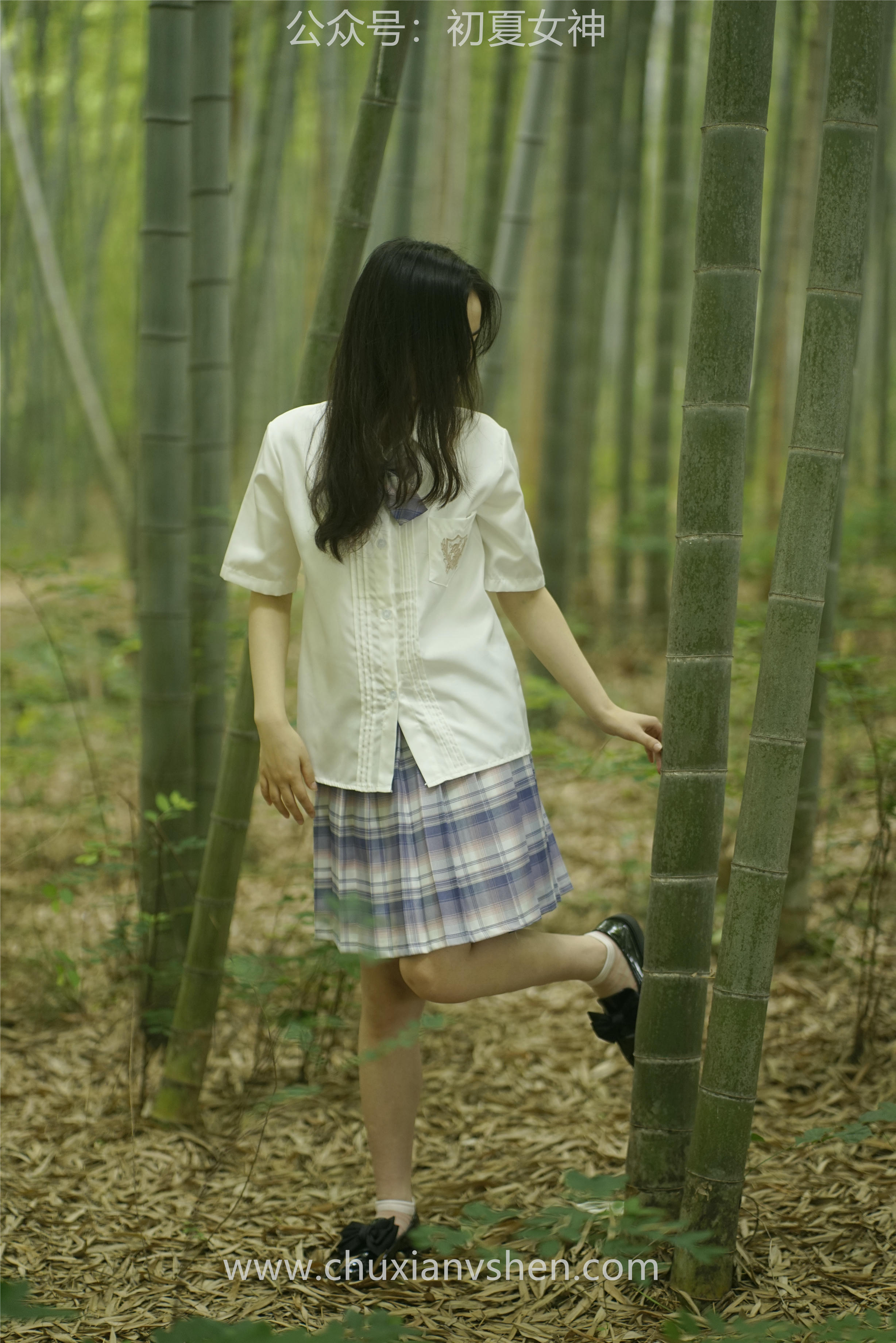 初夏女神 NO.076 十一 周末丛林 JK套搭配的袜子遭嫌弃[153P+1V／6.08GB]_第1集