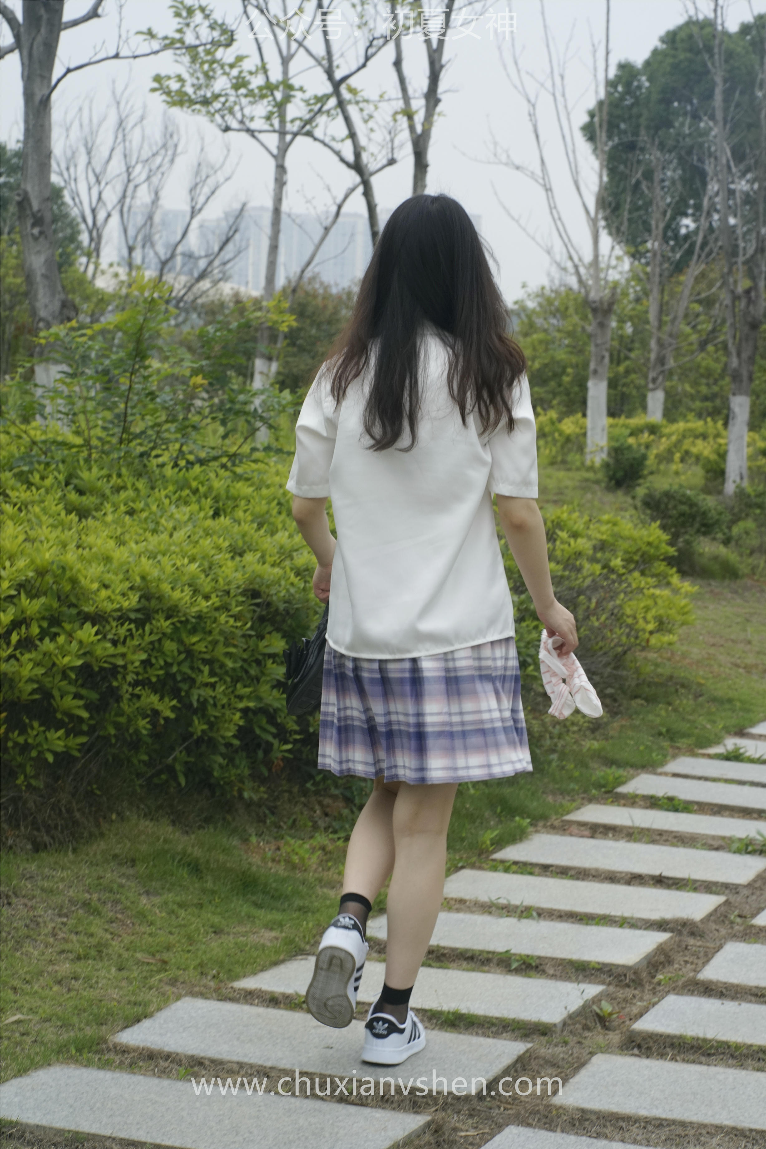 初夏女神 NO.076 十一 周末丛林 JK套搭配的袜子遭嫌弃[153P+1V／6.08GB]_第4集