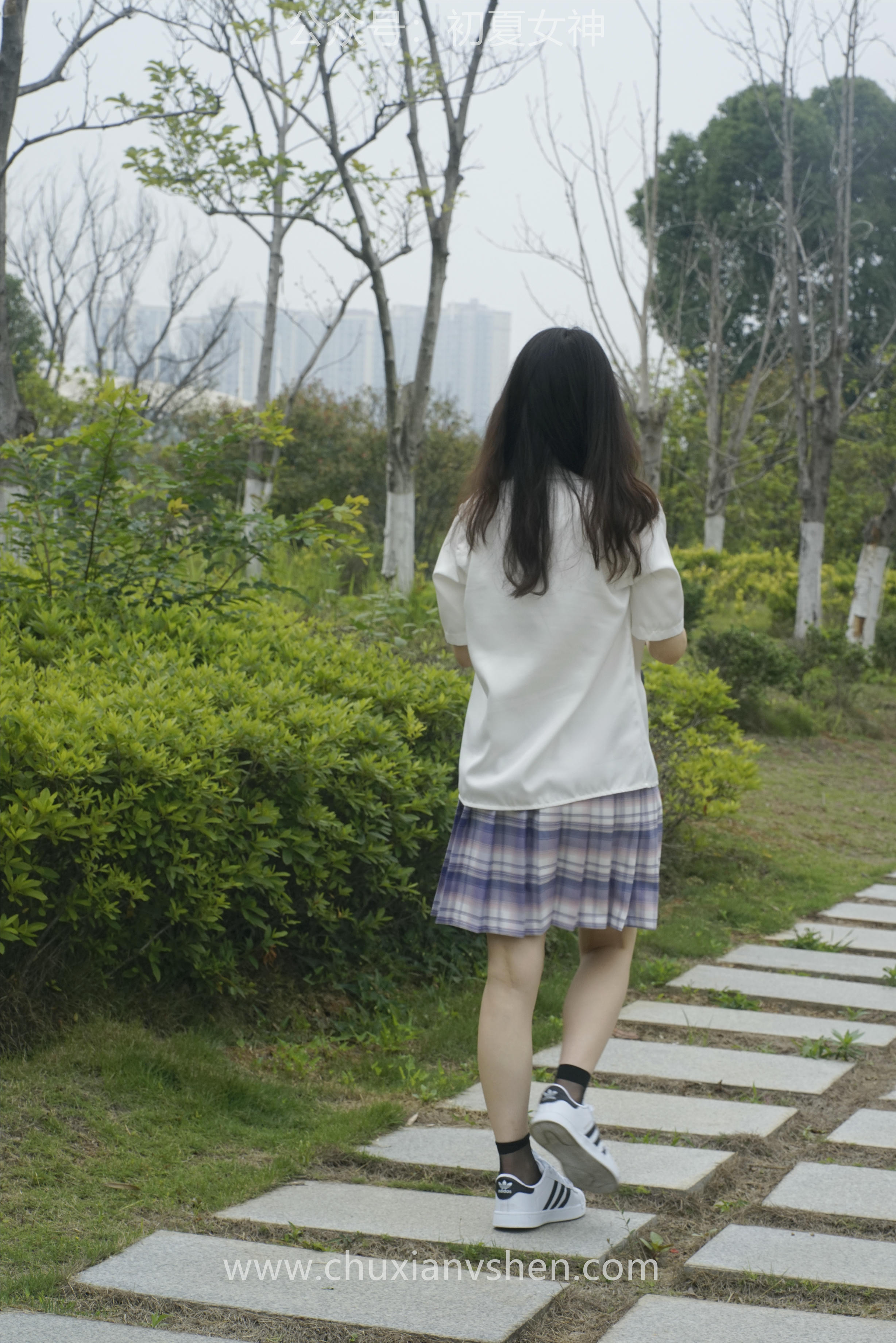 初夏女神 NO.076 十一 周末丛林 JK套搭配的袜子遭嫌弃[153P+1V／6.08GB]_第4集